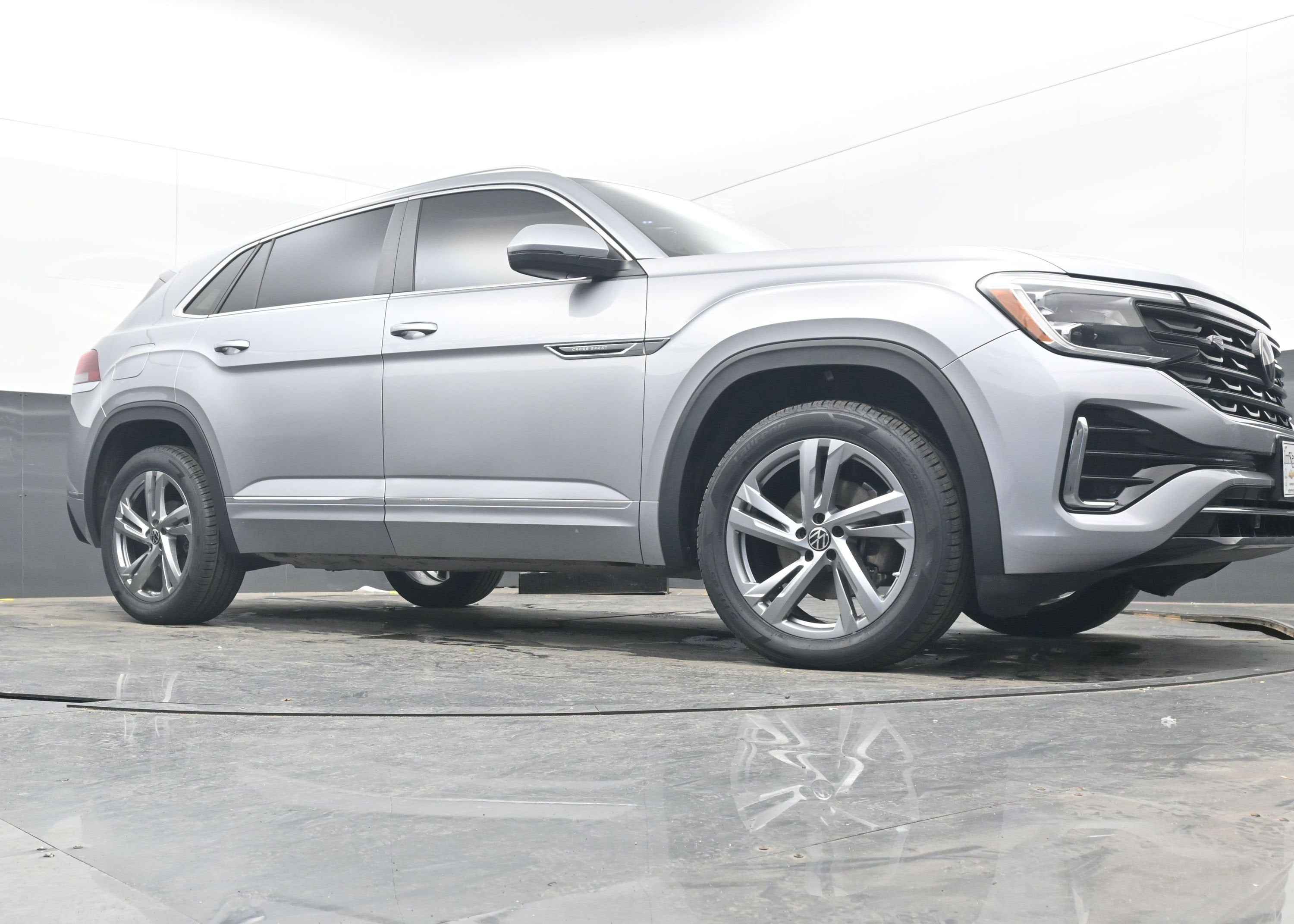 2024 Volkswagen Atlas Cross Sport 2.0T SEL R-Line