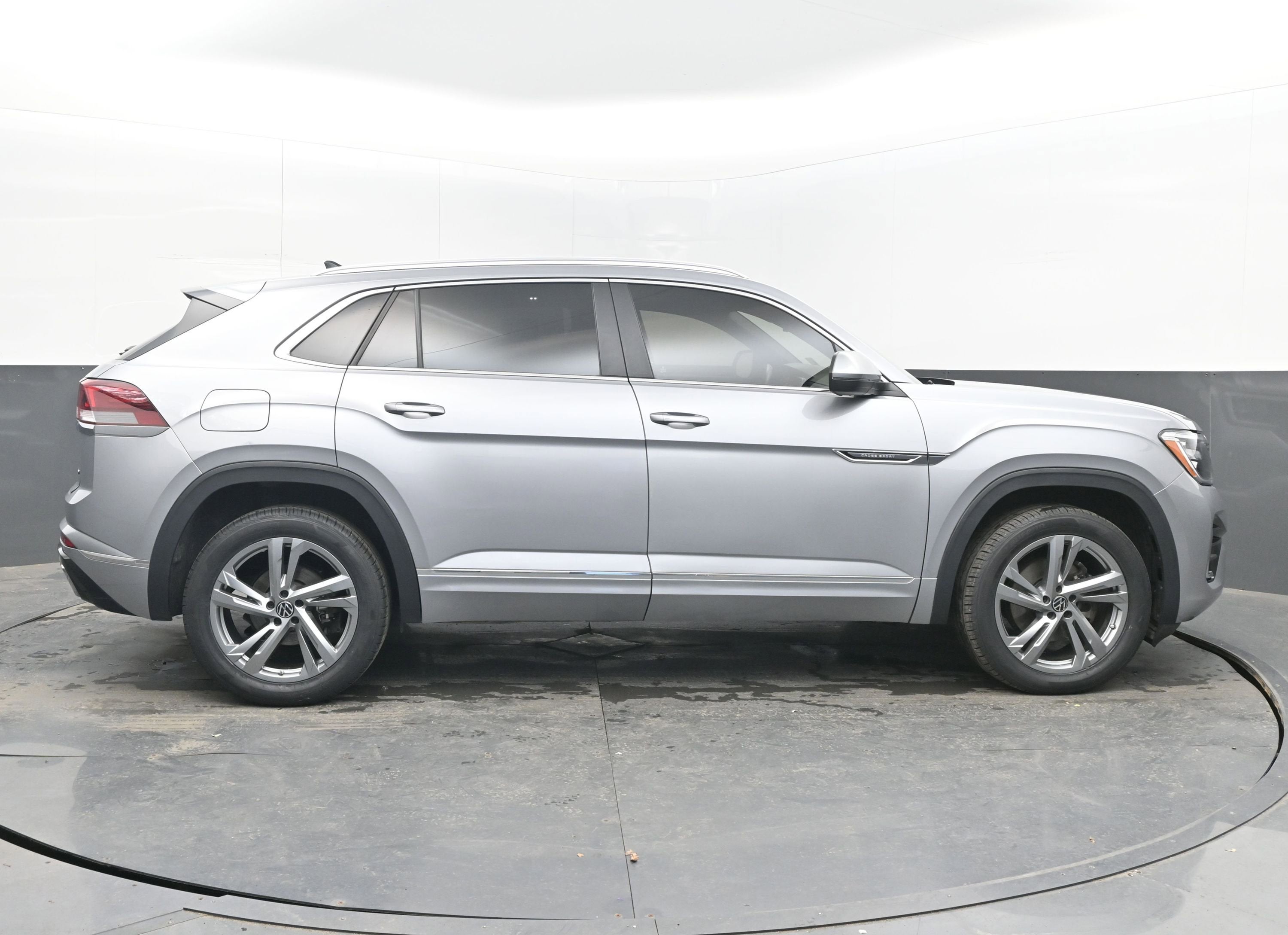 2024 Volkswagen Atlas Cross Sport 2.0T SEL R-Line