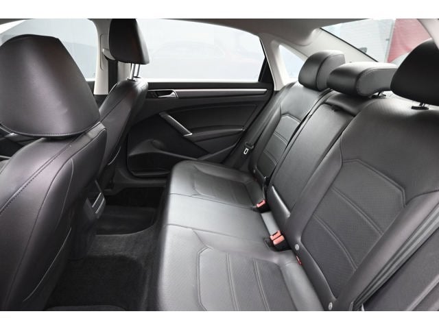 2017 Volkswagen Passat R-Line w/Comfort Pkg