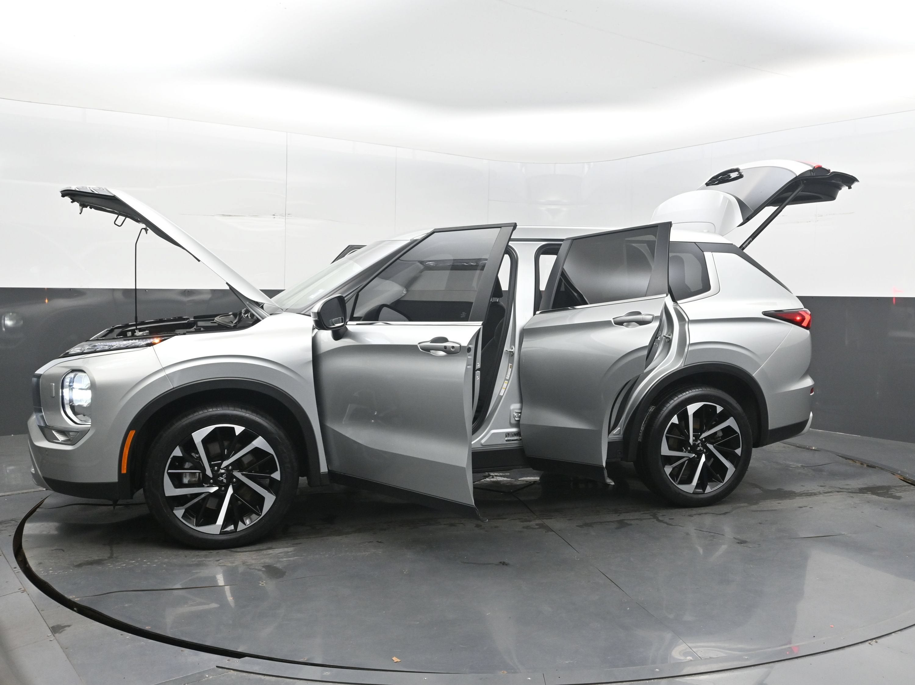 2023 Mitsubishi Outlander SE