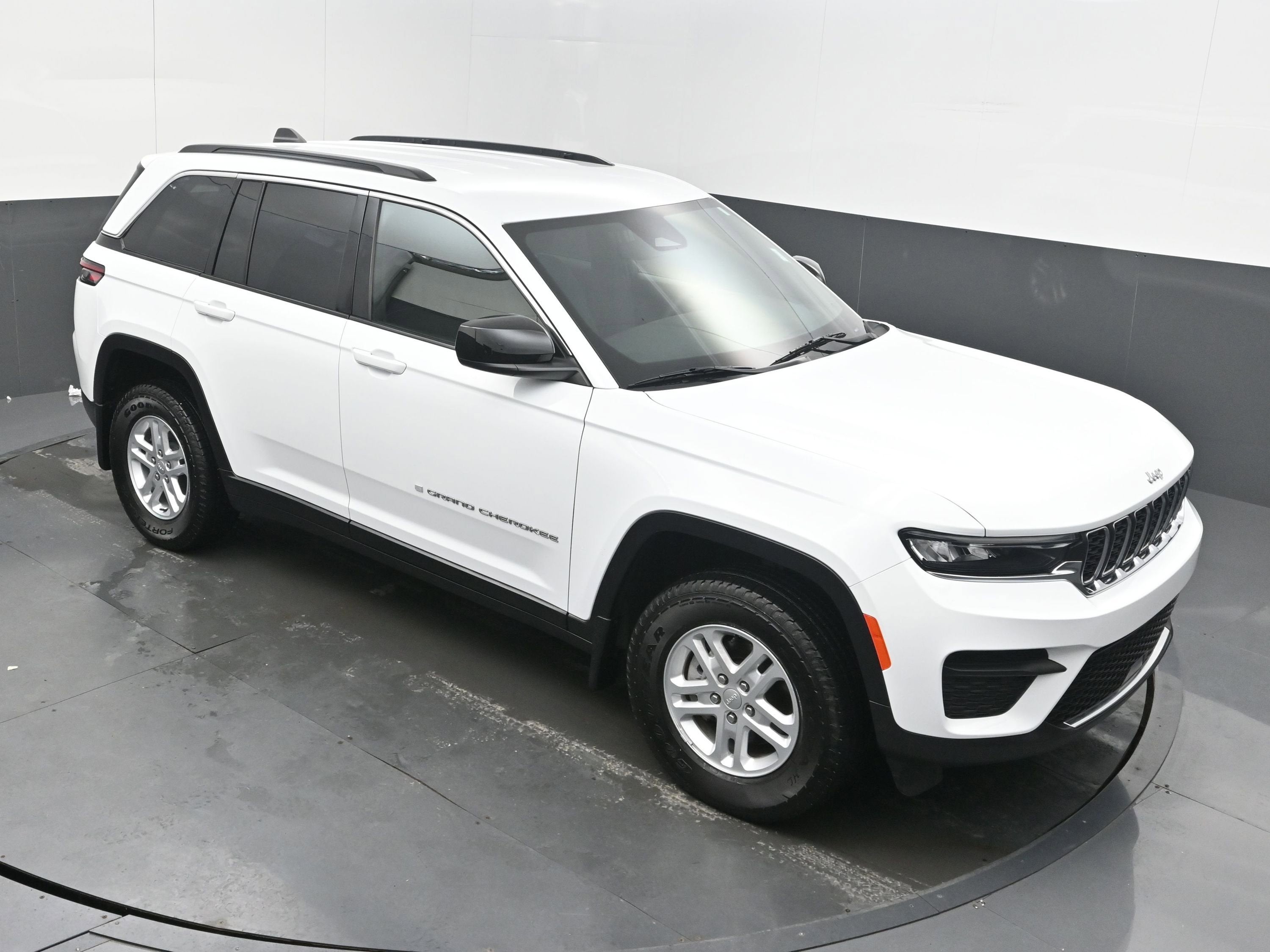 2024 Jeep Grand Cherokee Laredo 4x2