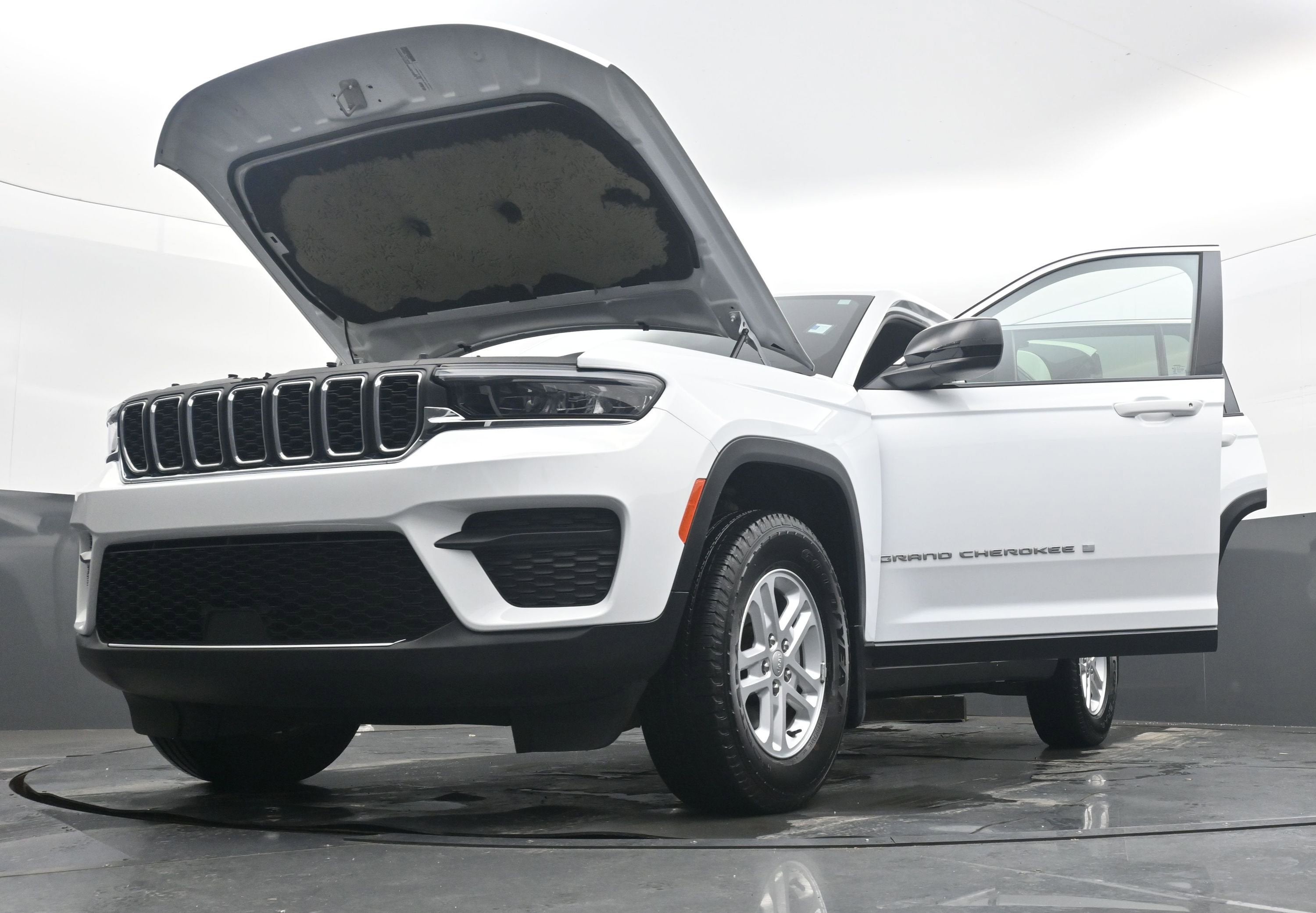 2024 Jeep Grand Cherokee Laredo 4x2