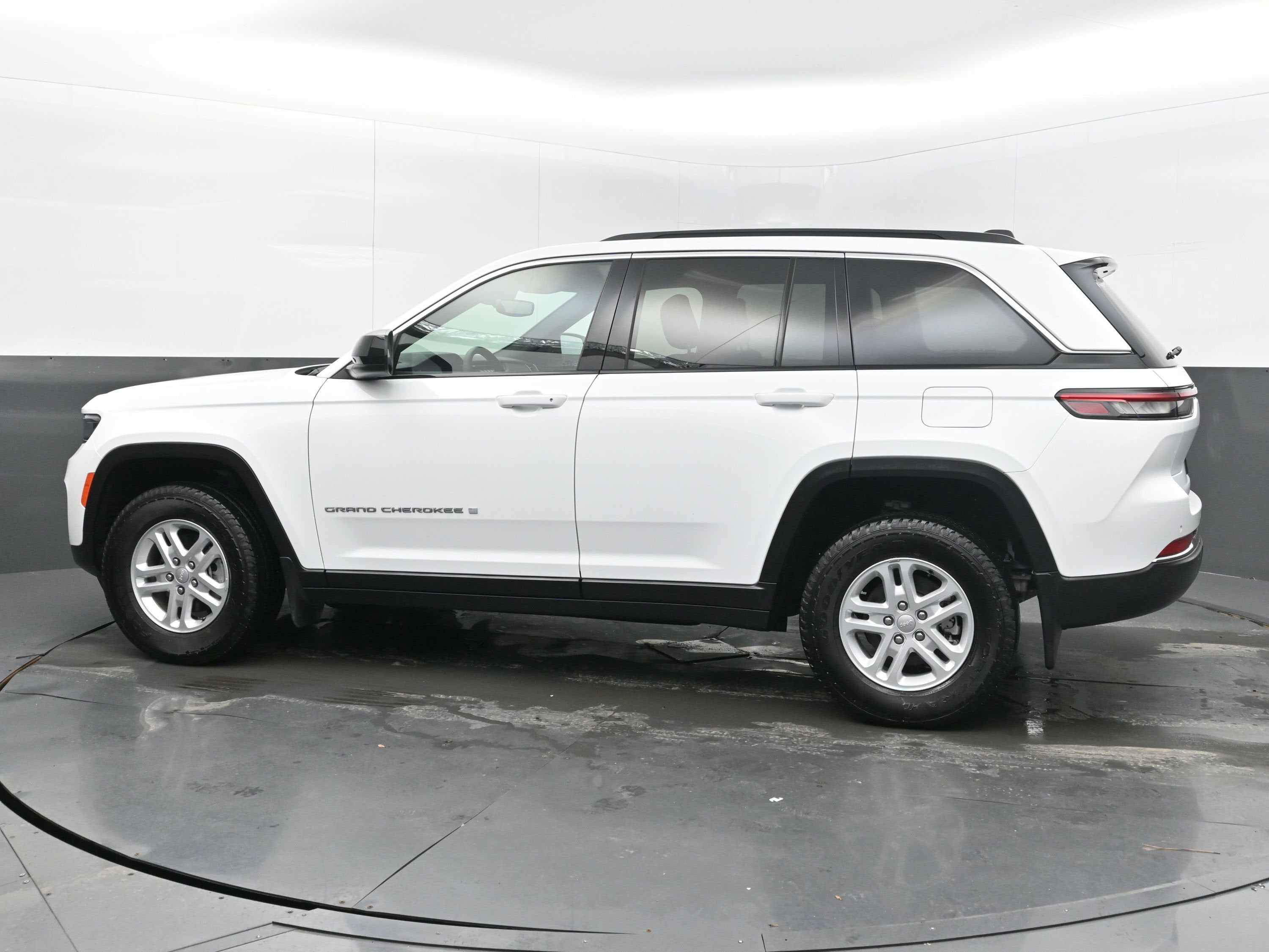 2024 Jeep Grand Cherokee Laredo 4x2