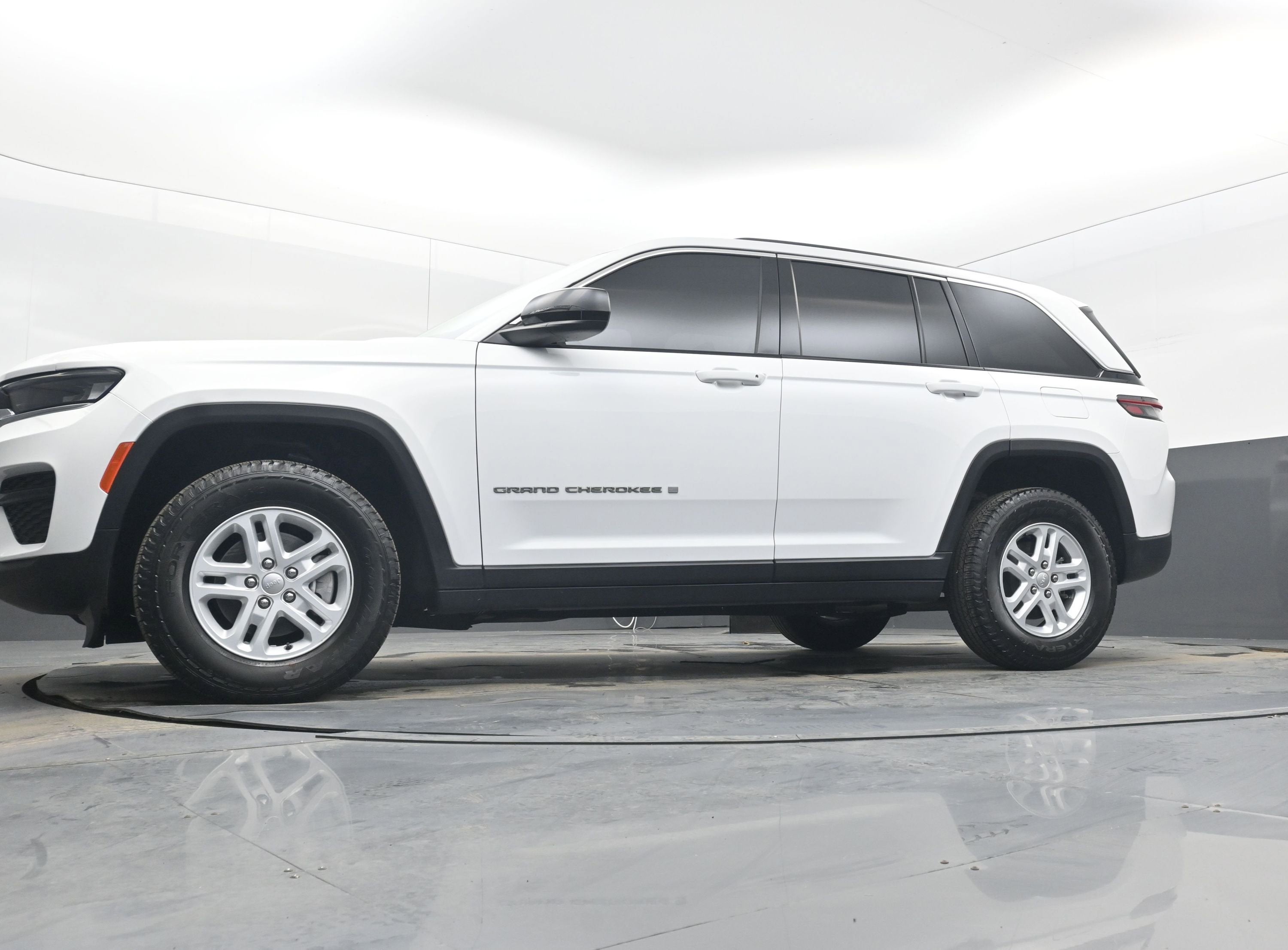 2023 Jeep Grand Cherokee Laredo 4x4