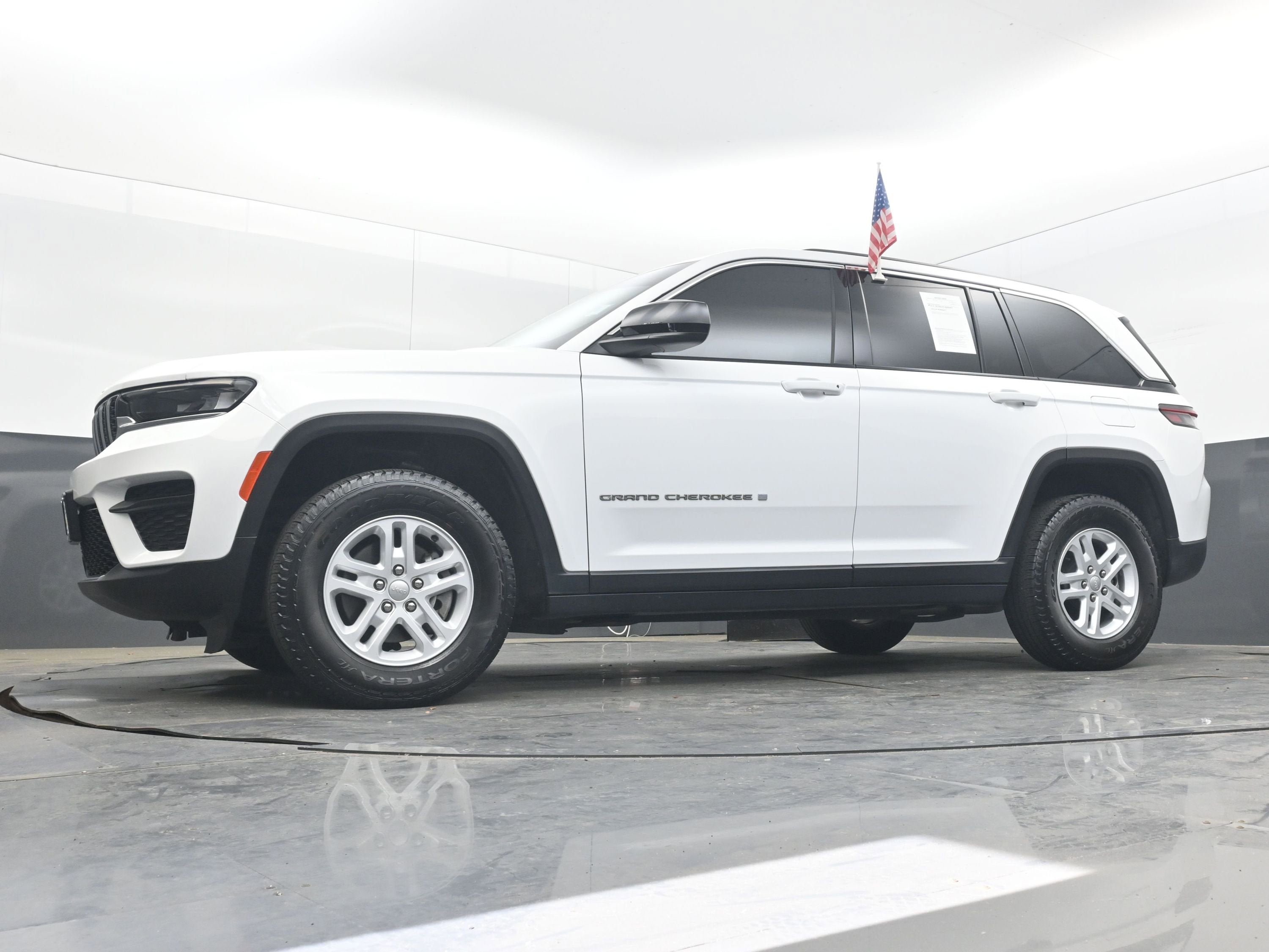 2023 Jeep Grand Cherokee Laredo 4x4
