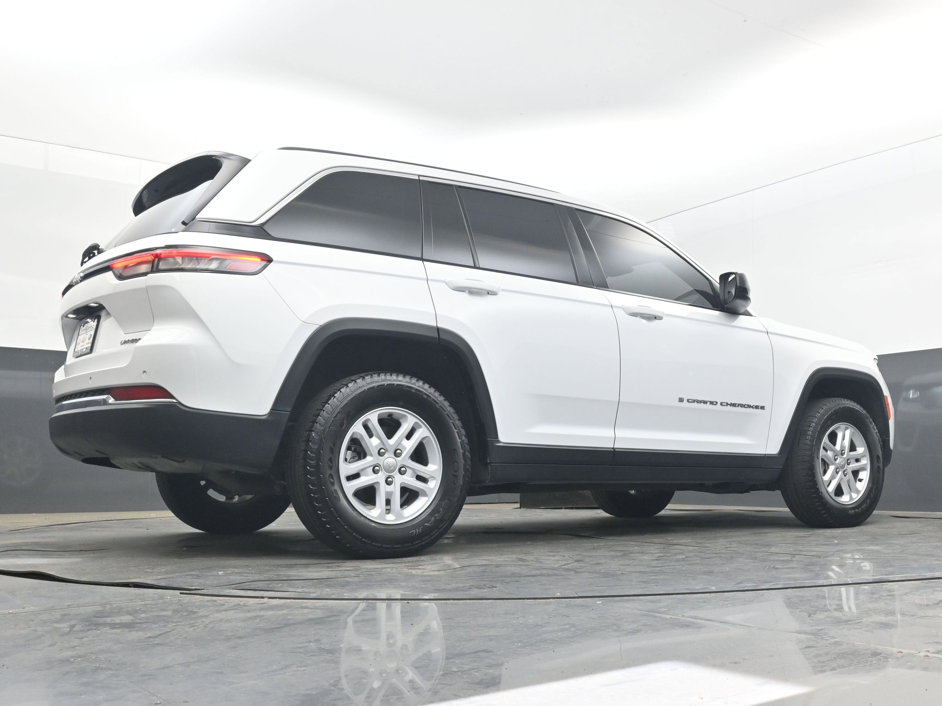 2023 Jeep Grand Cherokee Laredo 4x4