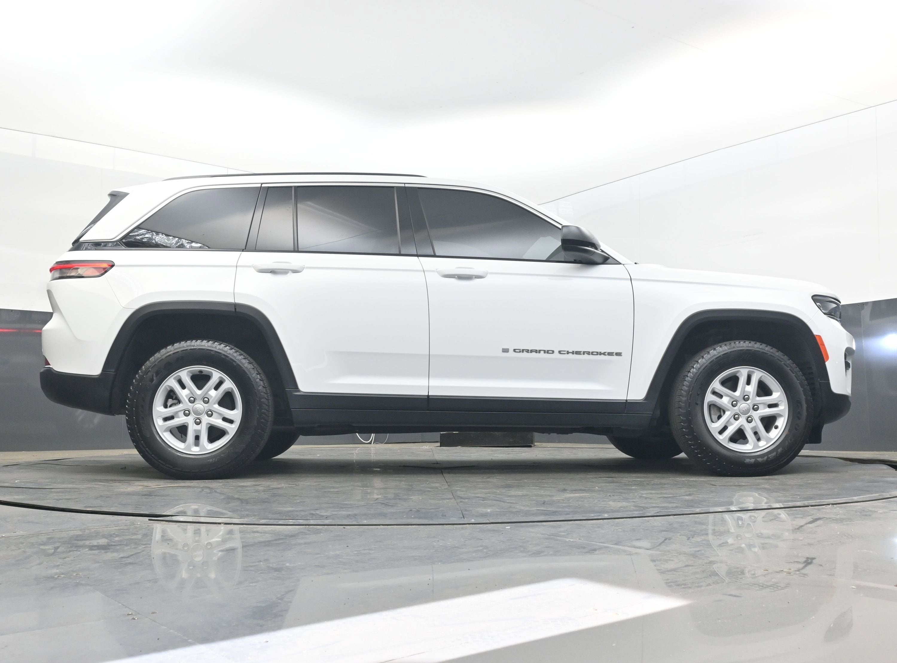 2023 Jeep Grand Cherokee Laredo 4x4