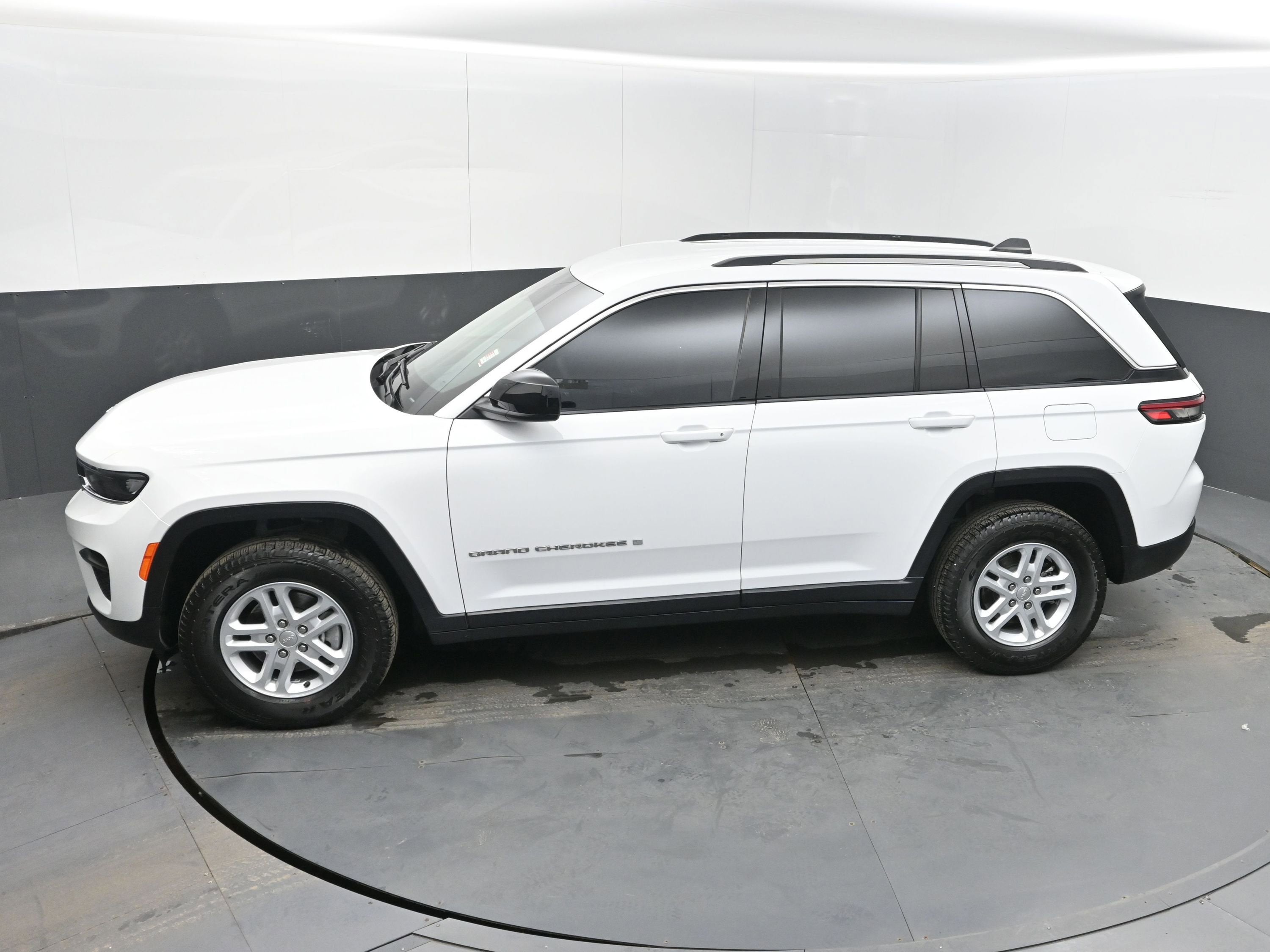 2023 Jeep Grand Cherokee Laredo 4x4