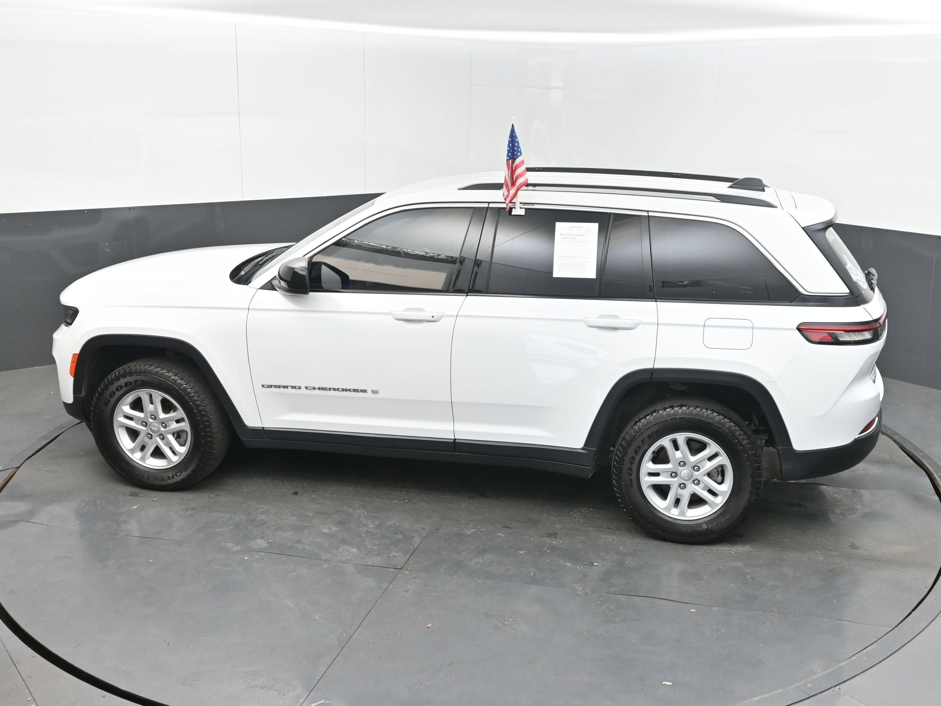 2023 Jeep Grand Cherokee Laredo 4x4