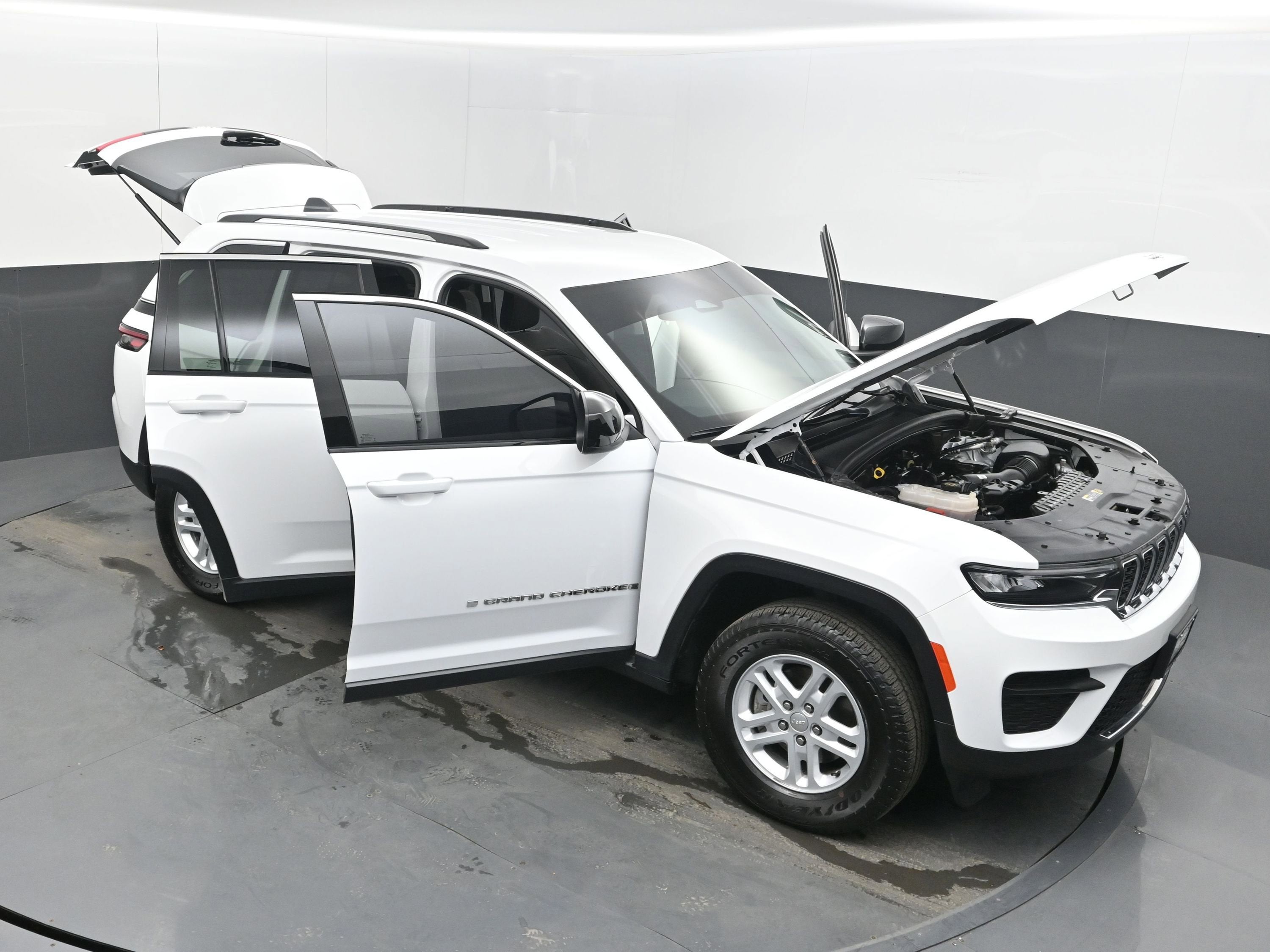 2023 Jeep Grand Cherokee Laredo 4x4