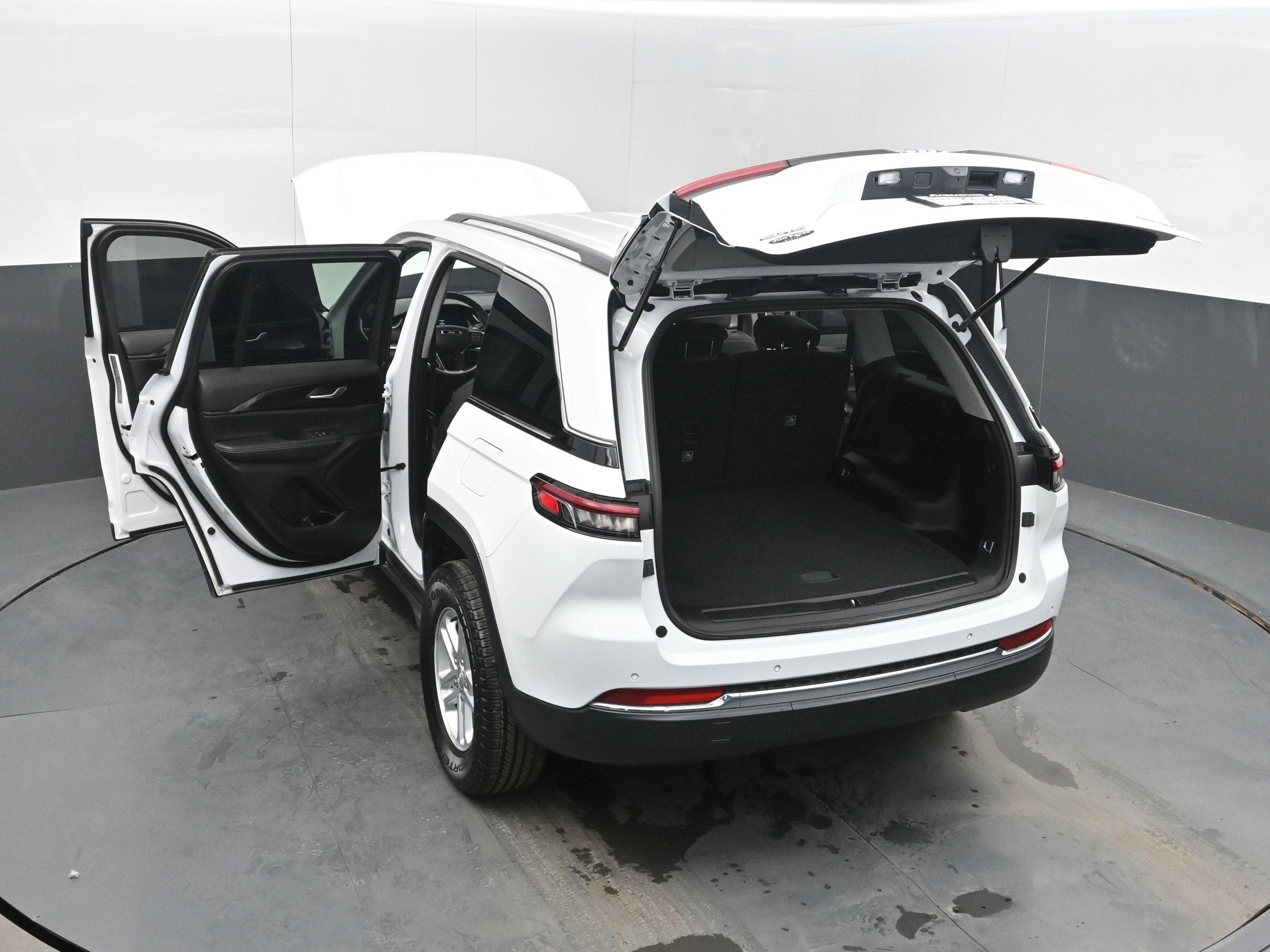 2023 Jeep Grand Cherokee Laredo 4x4