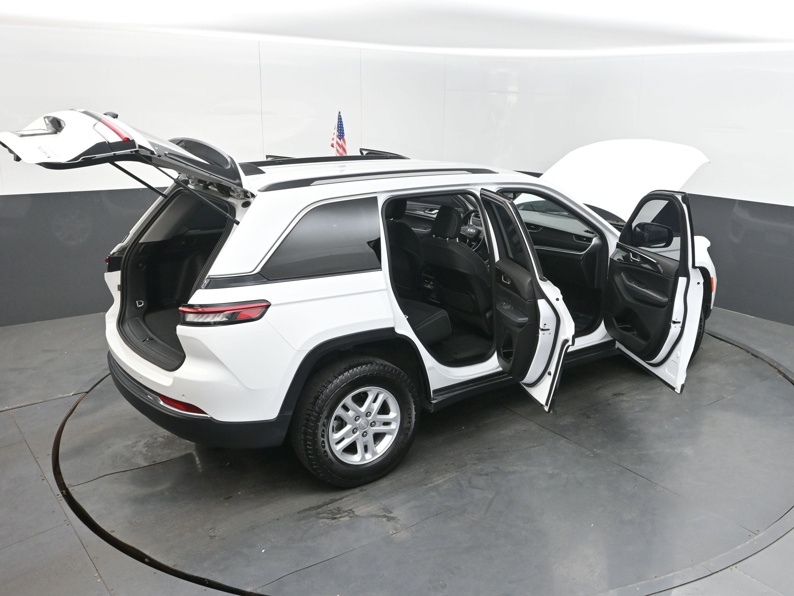2023 Jeep Grand Cherokee Laredo 4x4