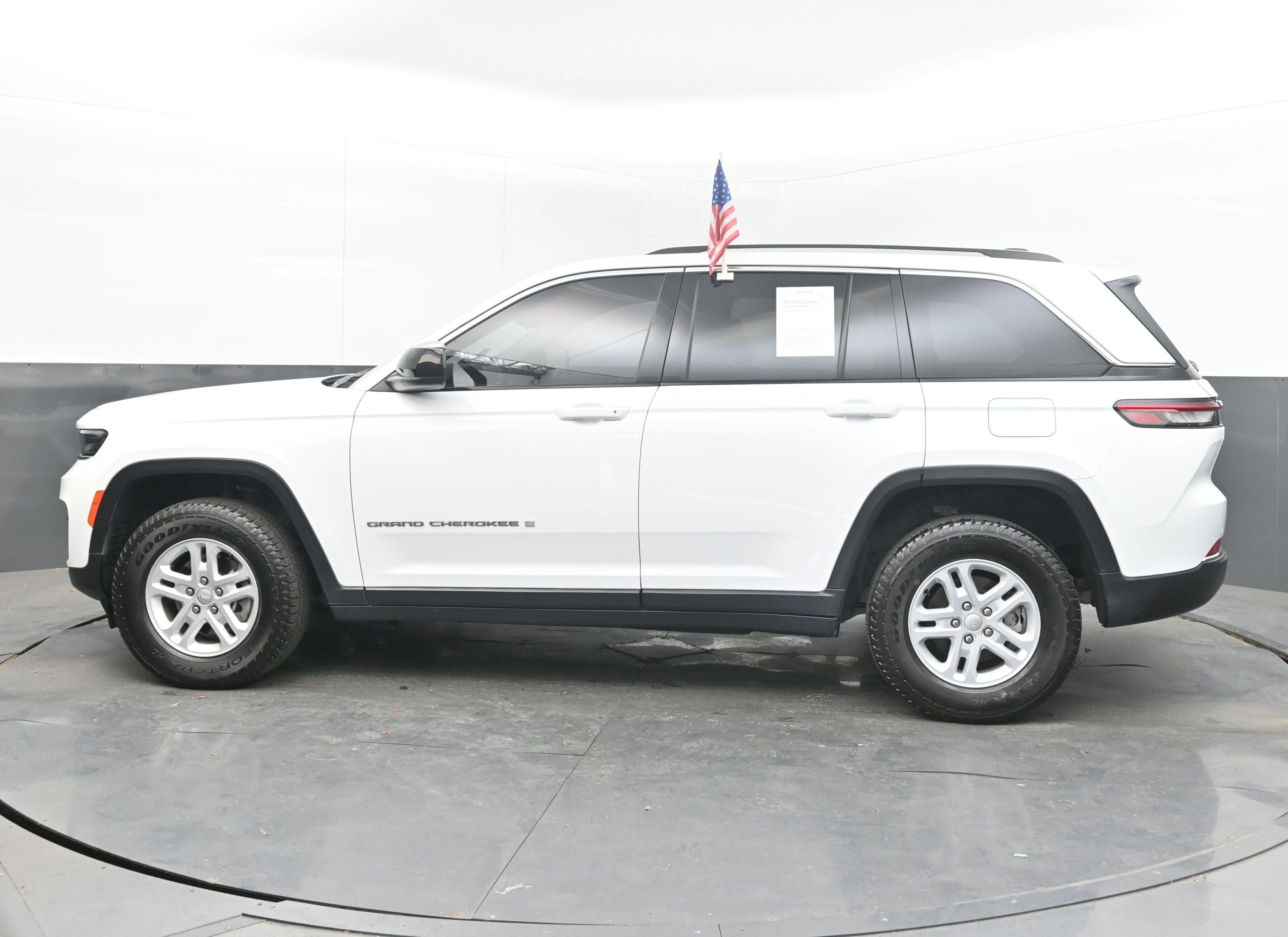 2023 Jeep Grand Cherokee Laredo 4x4