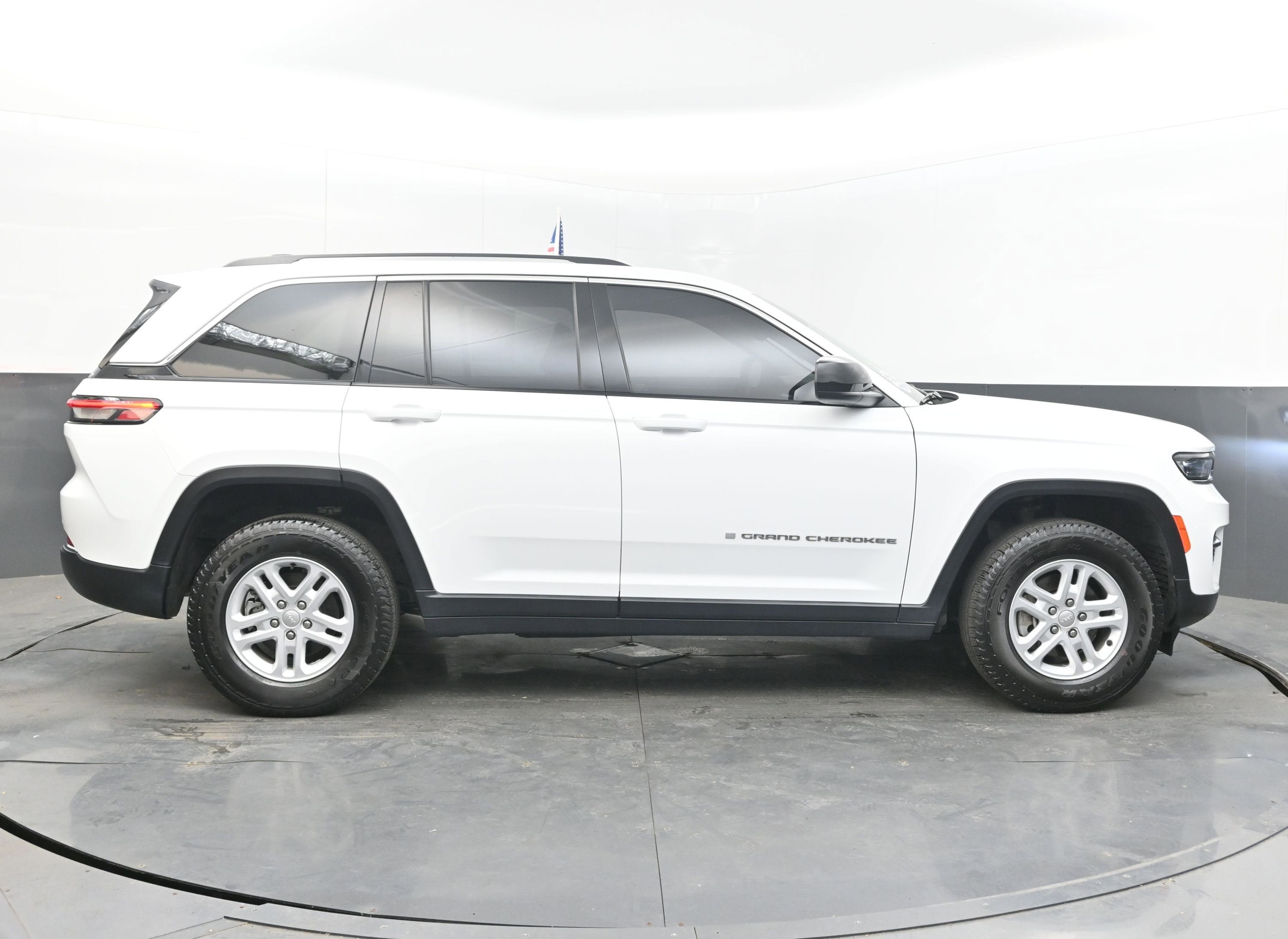 2023 Jeep Grand Cherokee Laredo 4x4