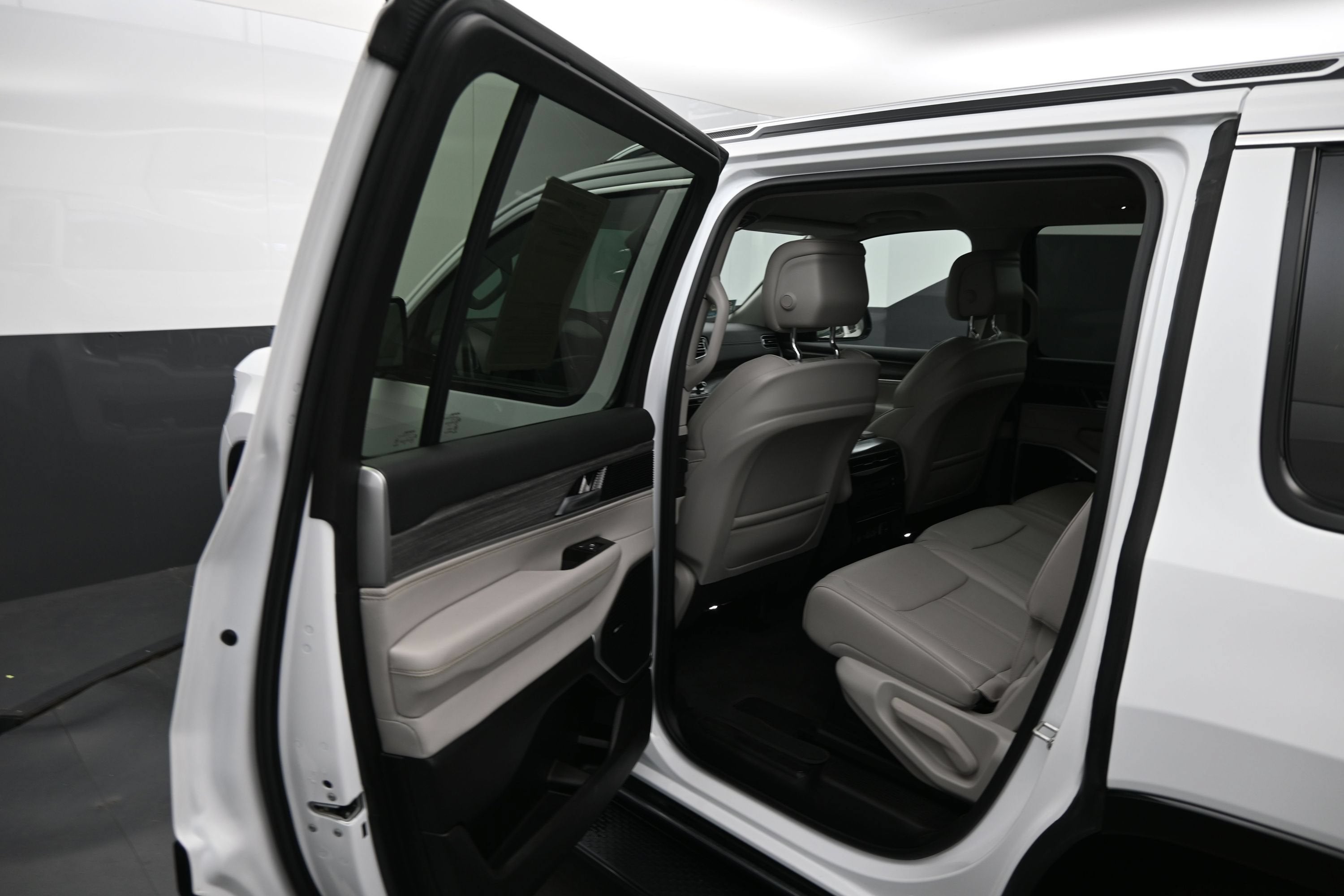 2024 Jeep Wagoneer Series II 4x2