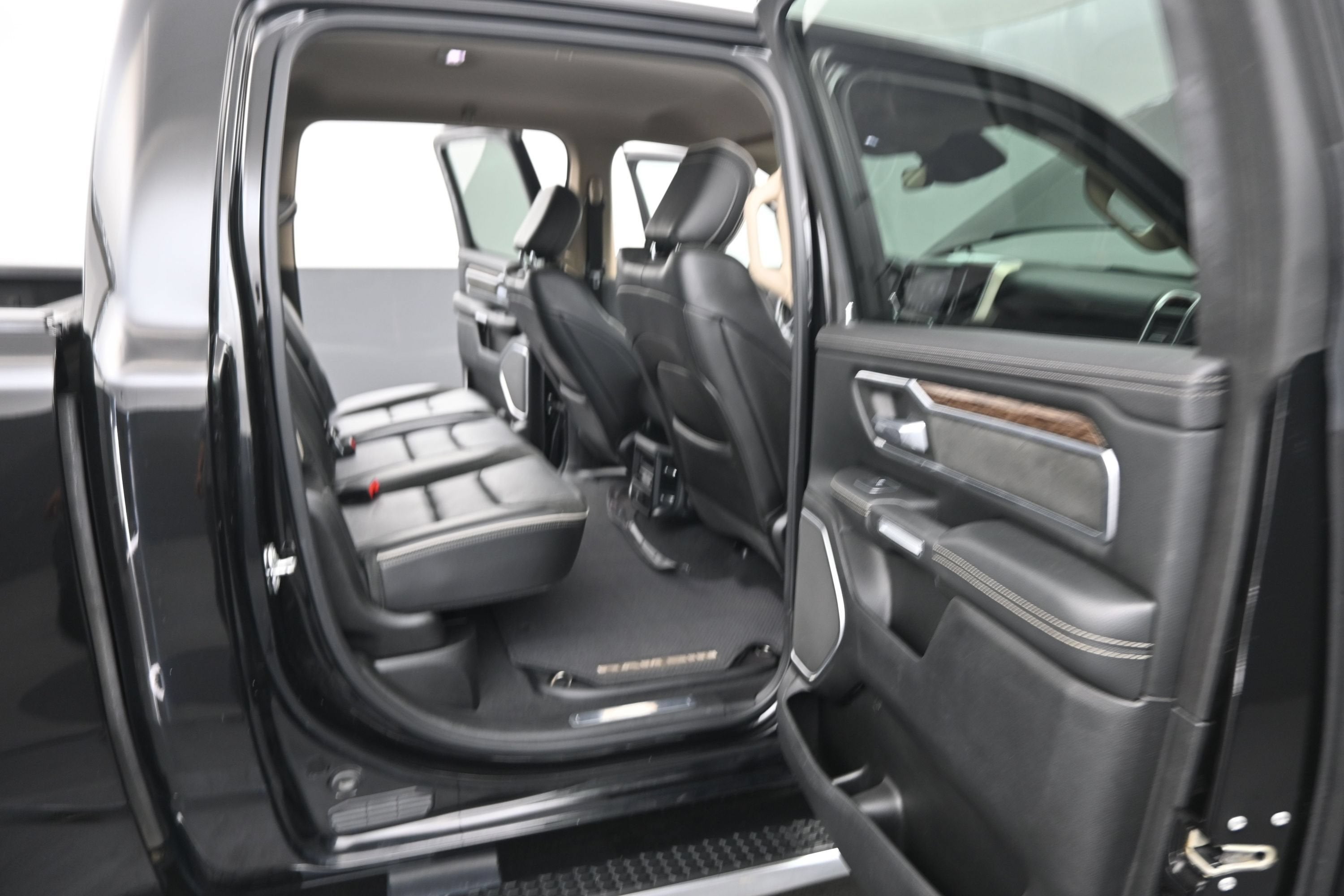 2019 RAM 1500 Laramie Crew Cab 4x2 5'7" Box