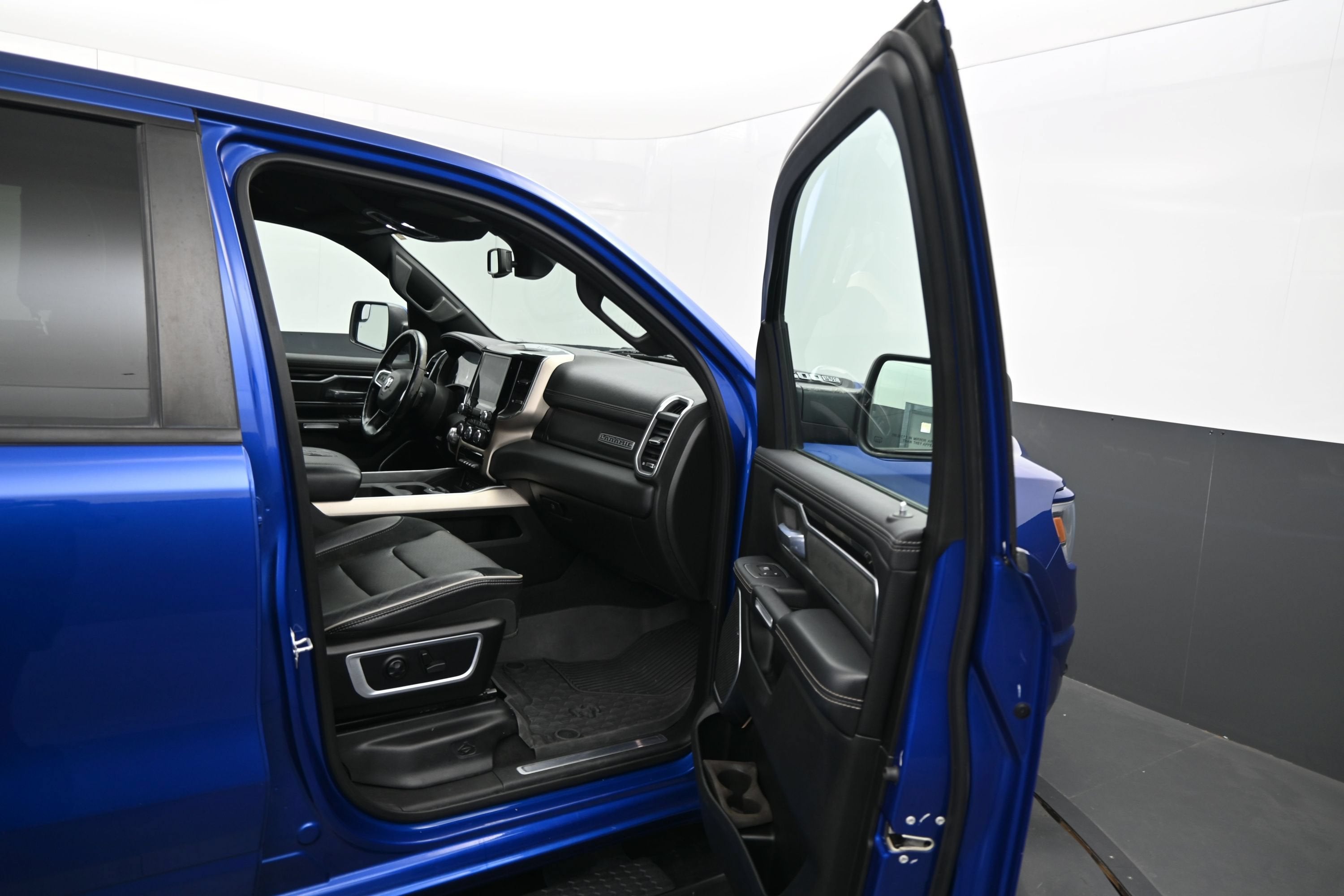 2019 RAM 1500 Laramie Crew Cab 4x4 6'4" Box