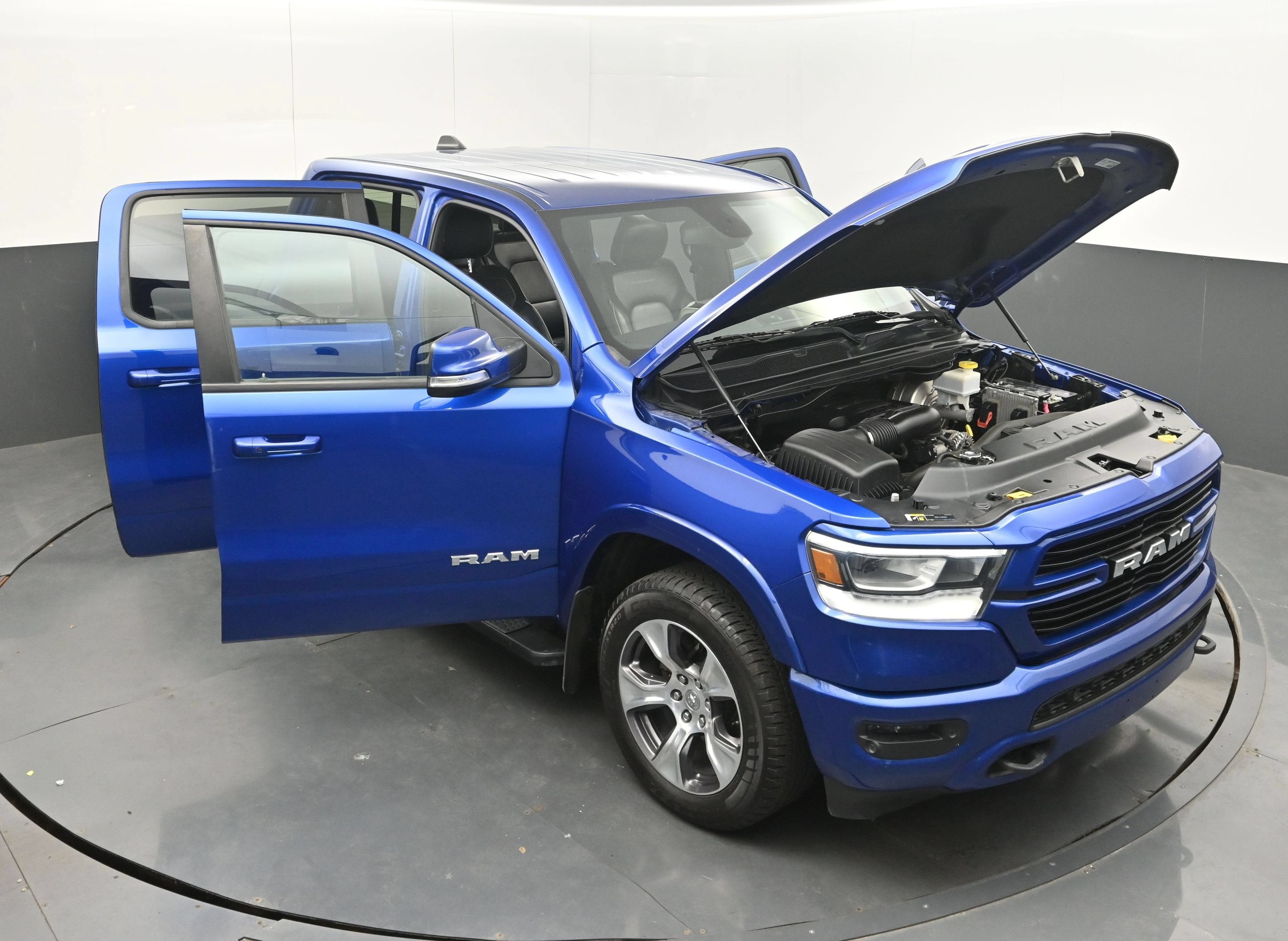 2019 RAM 1500 Laramie Crew Cab 4x4 6'4" Box