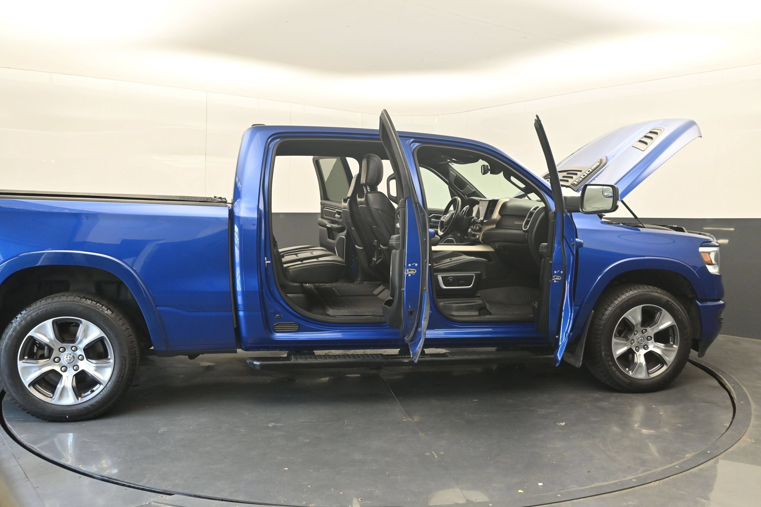 2019 RAM 1500 Laramie Crew Cab 4x4 6'4" Box
