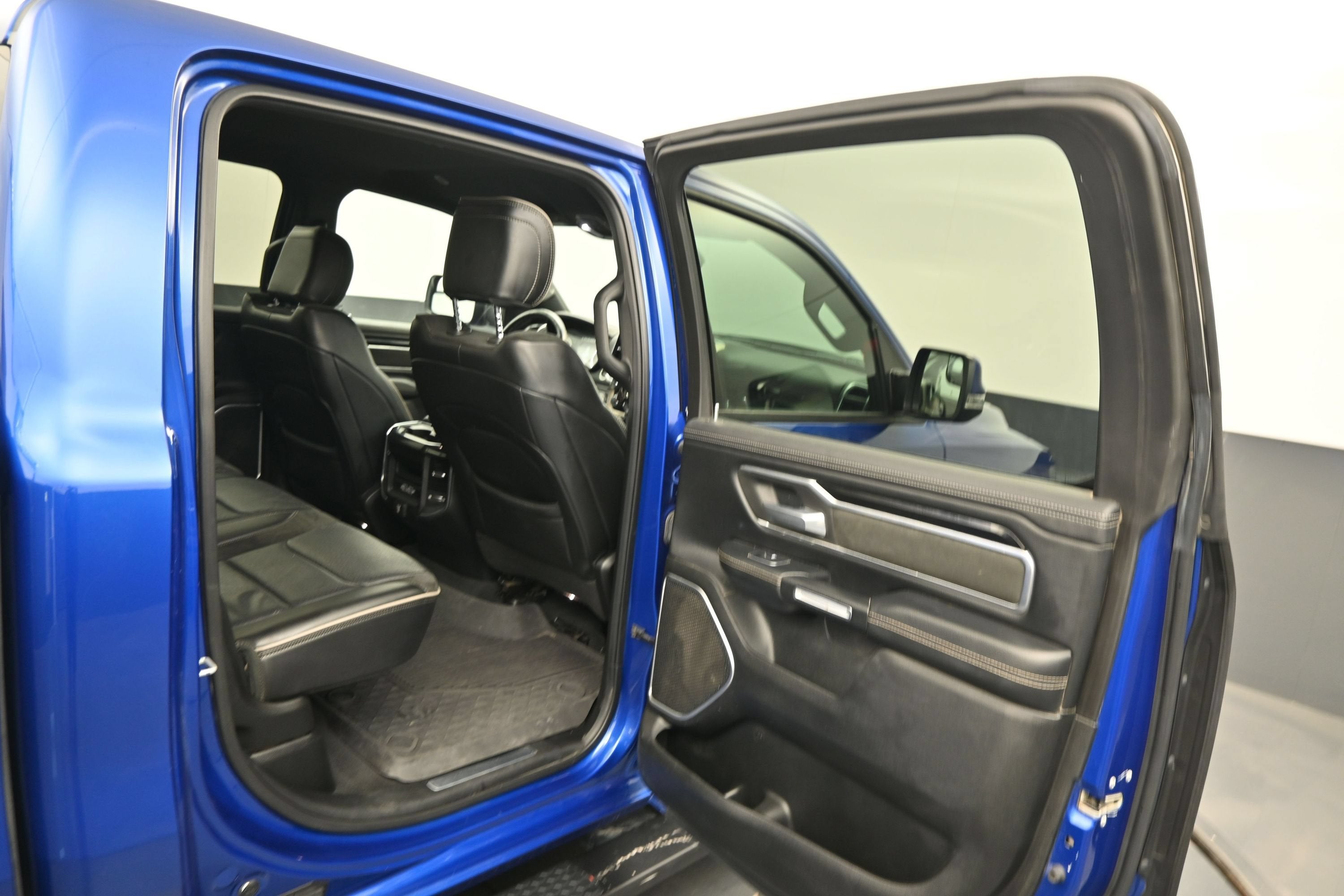 2019 RAM 1500 Laramie Crew Cab 4x4 6'4" Box