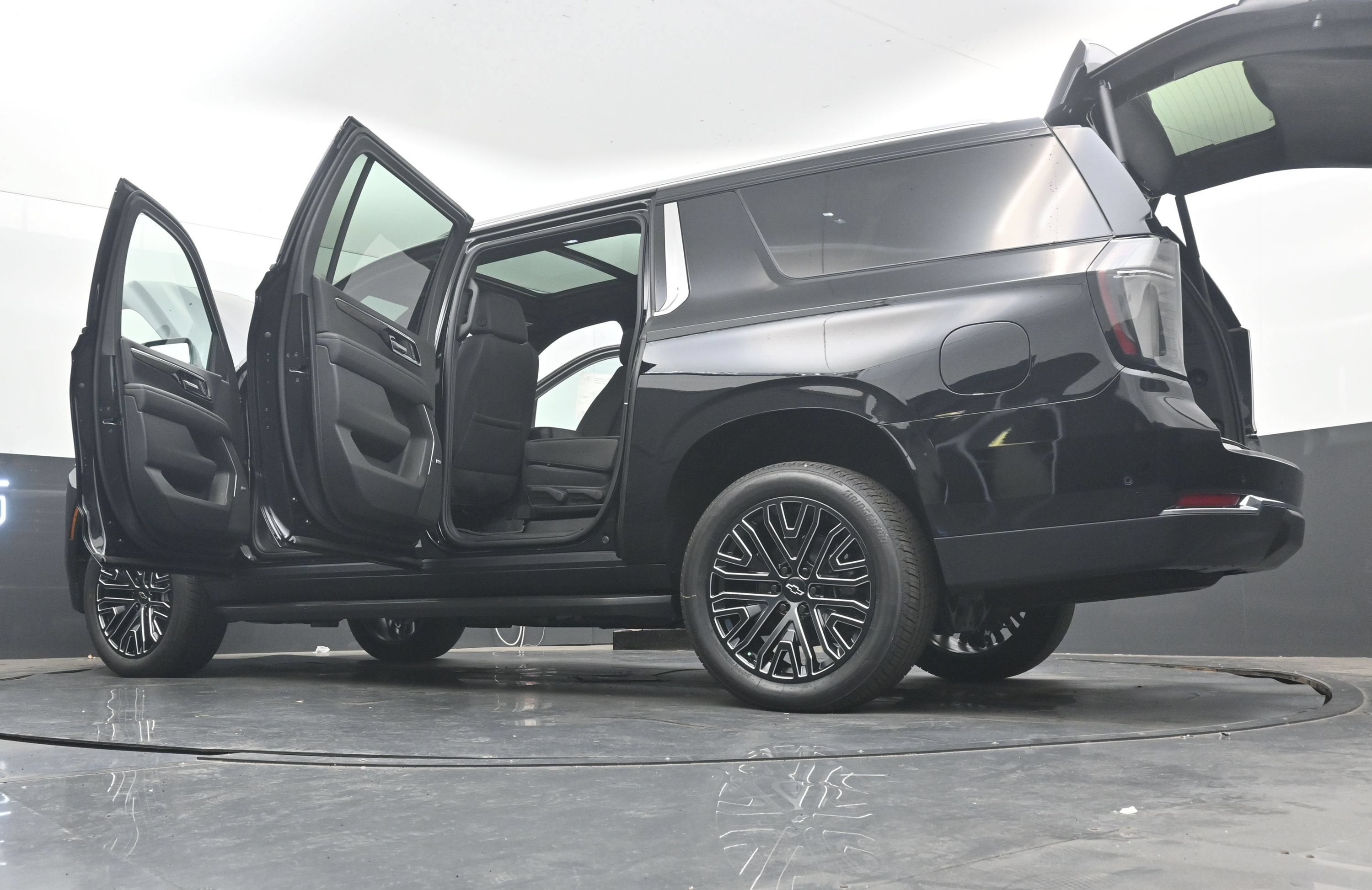 2027 Chevrolet Suburban LT - Photo 43