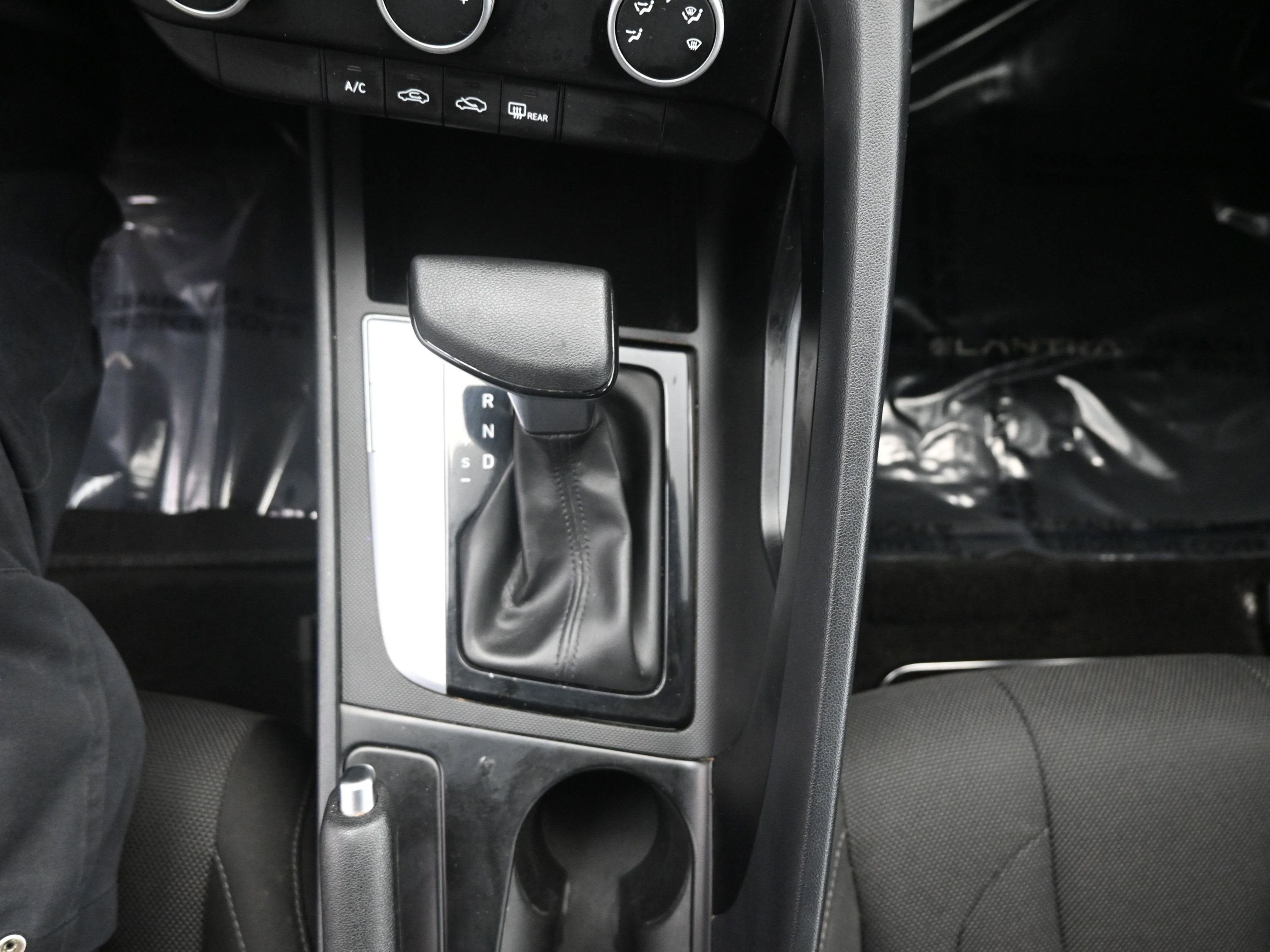 2022 Hyundai Elantra SE