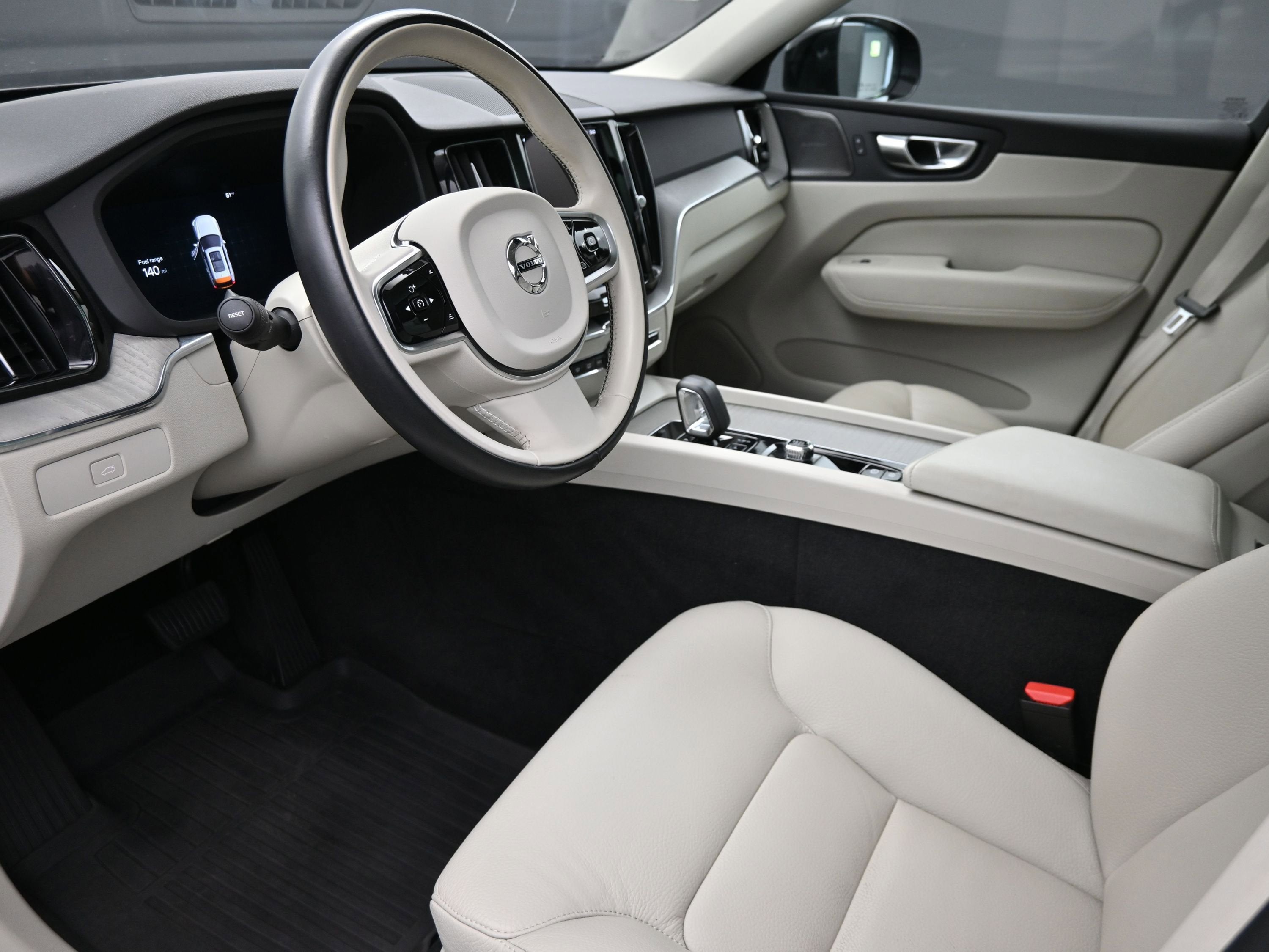 2023 Volvo XC60 B5 Plus Dark Theme