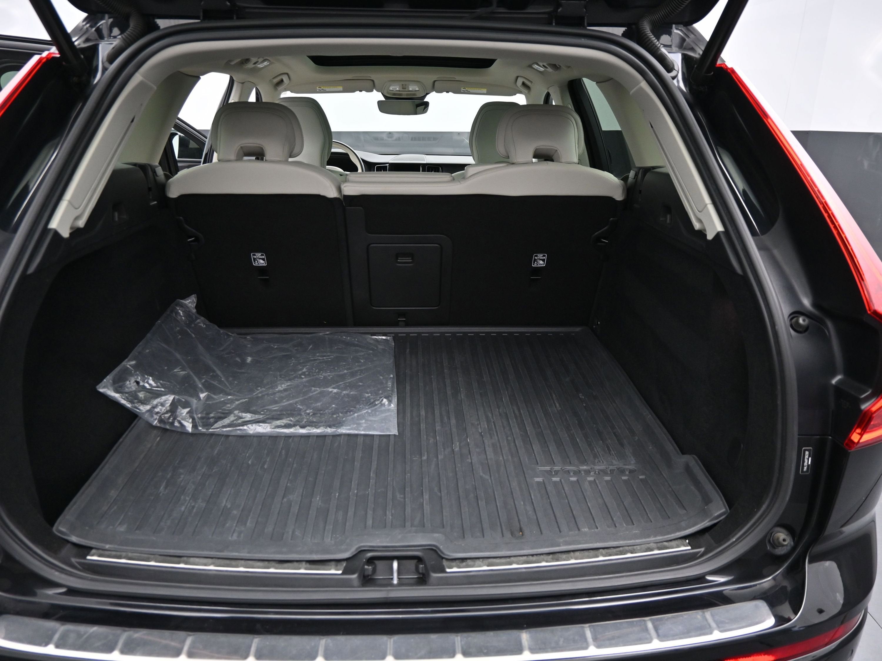 2023 Volvo XC60 B5 Plus Dark Theme