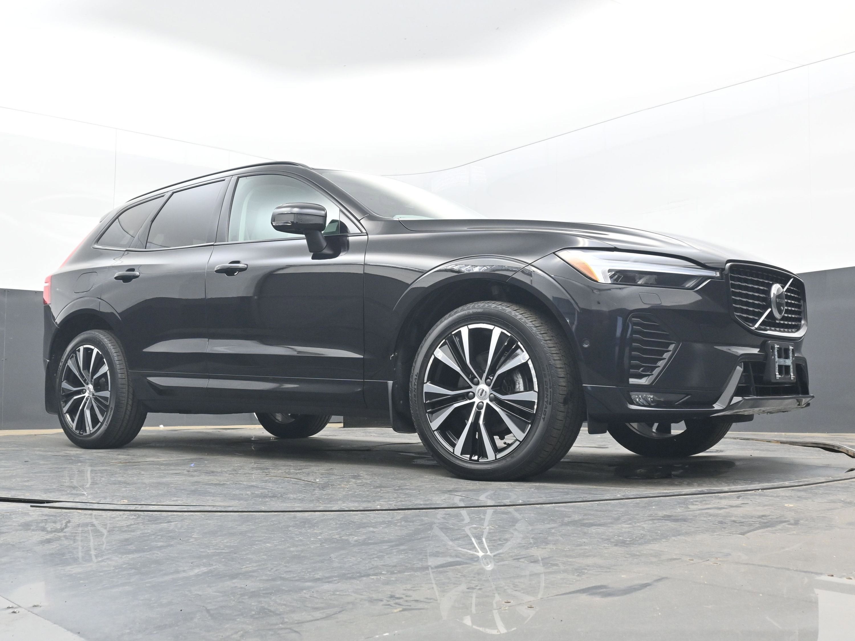 2023 Volvo XC60 B5 Plus Dark Theme