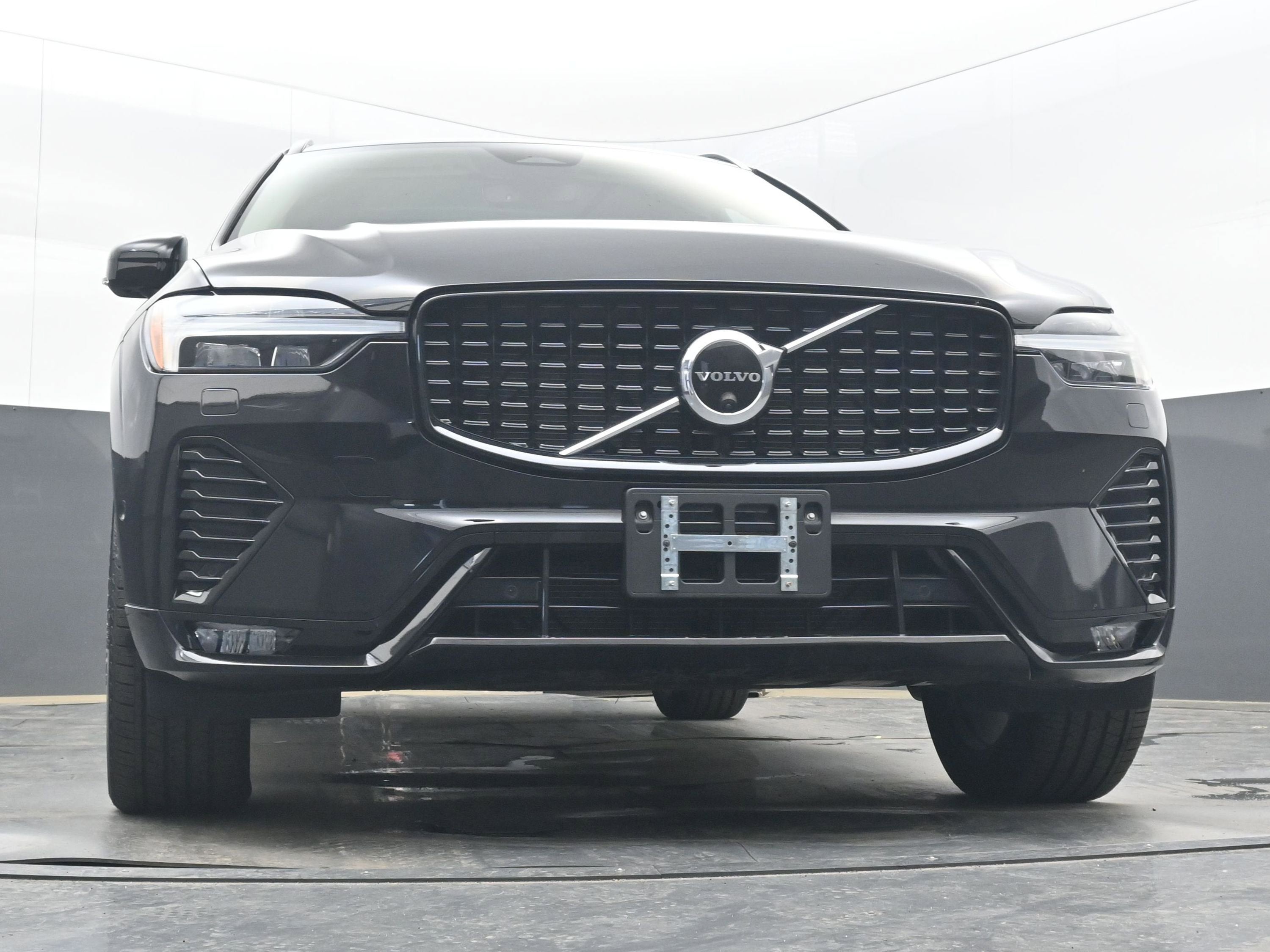 2023 Volvo XC60 B5 Plus Dark Theme