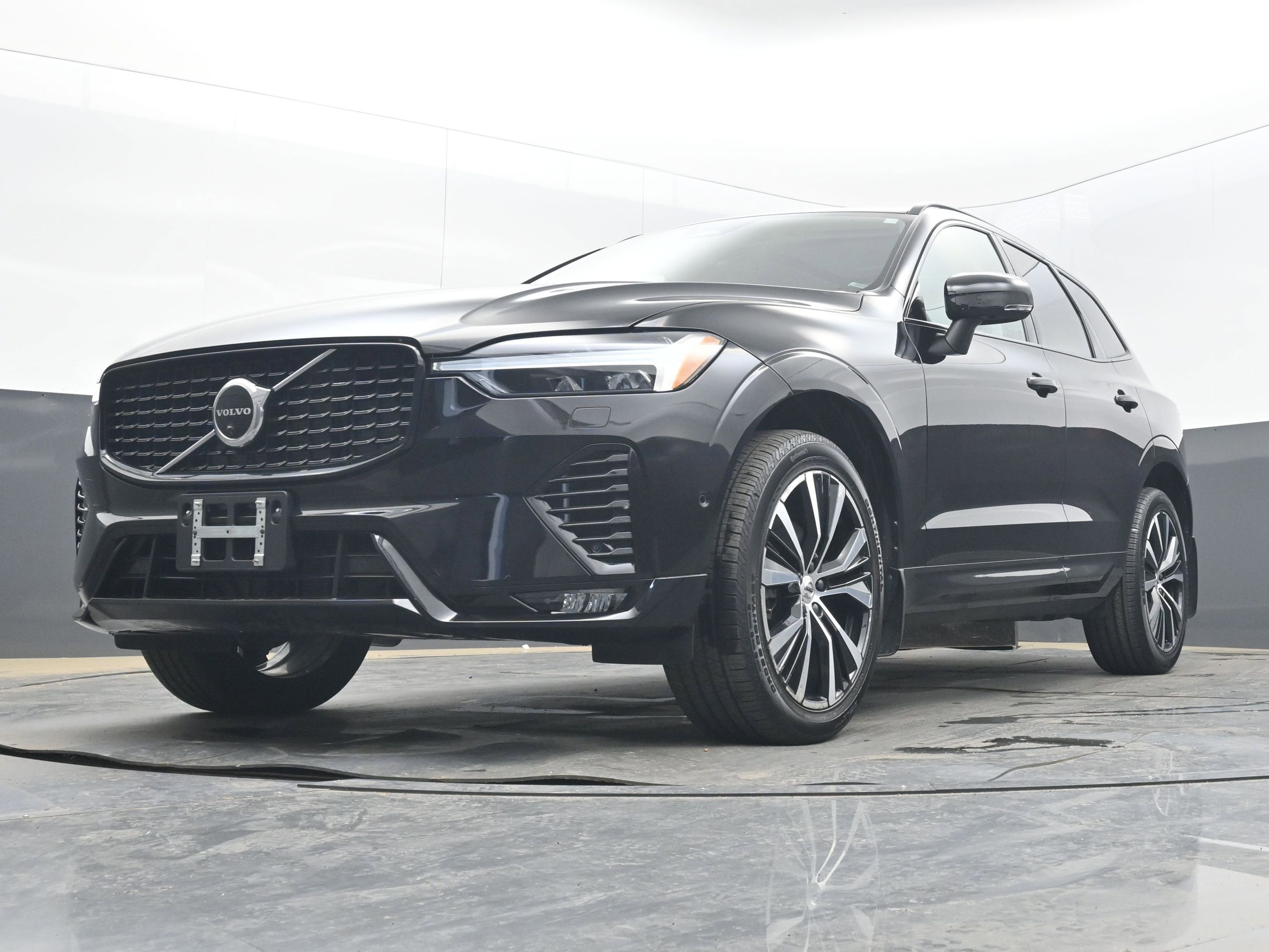2023 Volvo XC60 B5 Plus Dark Theme