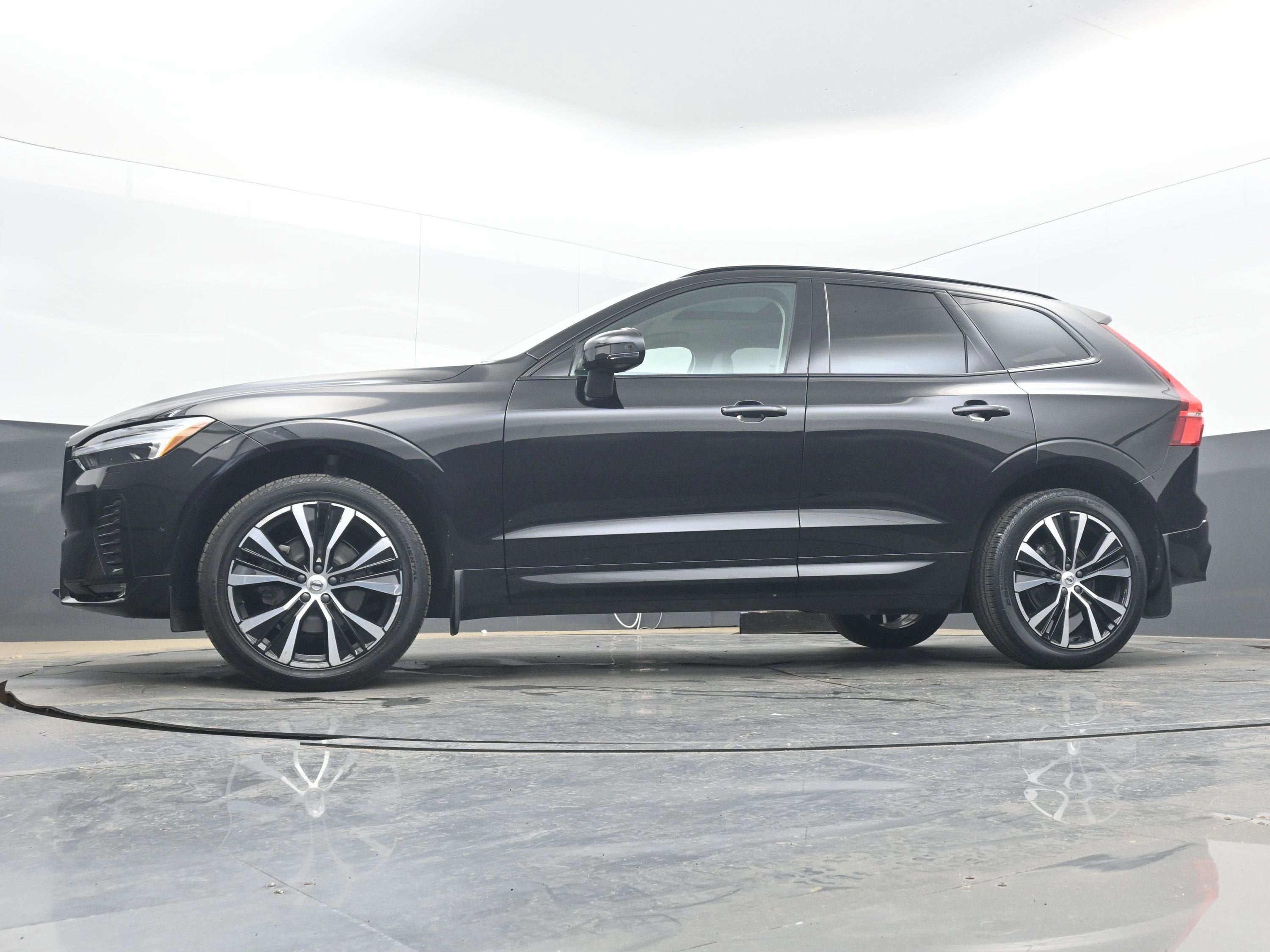 2023 Volvo XC60 B5 Plus Dark Theme