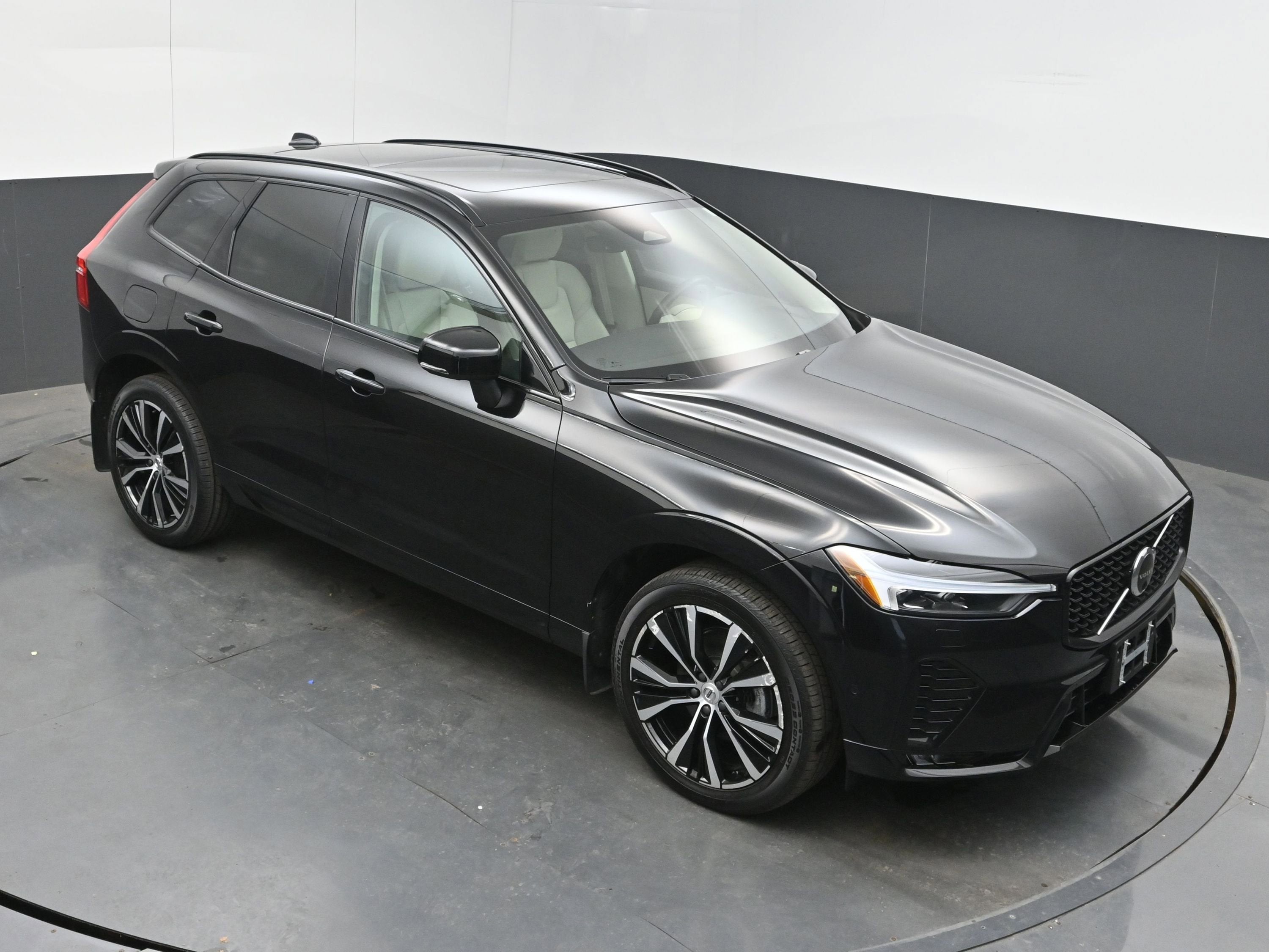 2023 Volvo XC60 B5 Plus Dark Theme