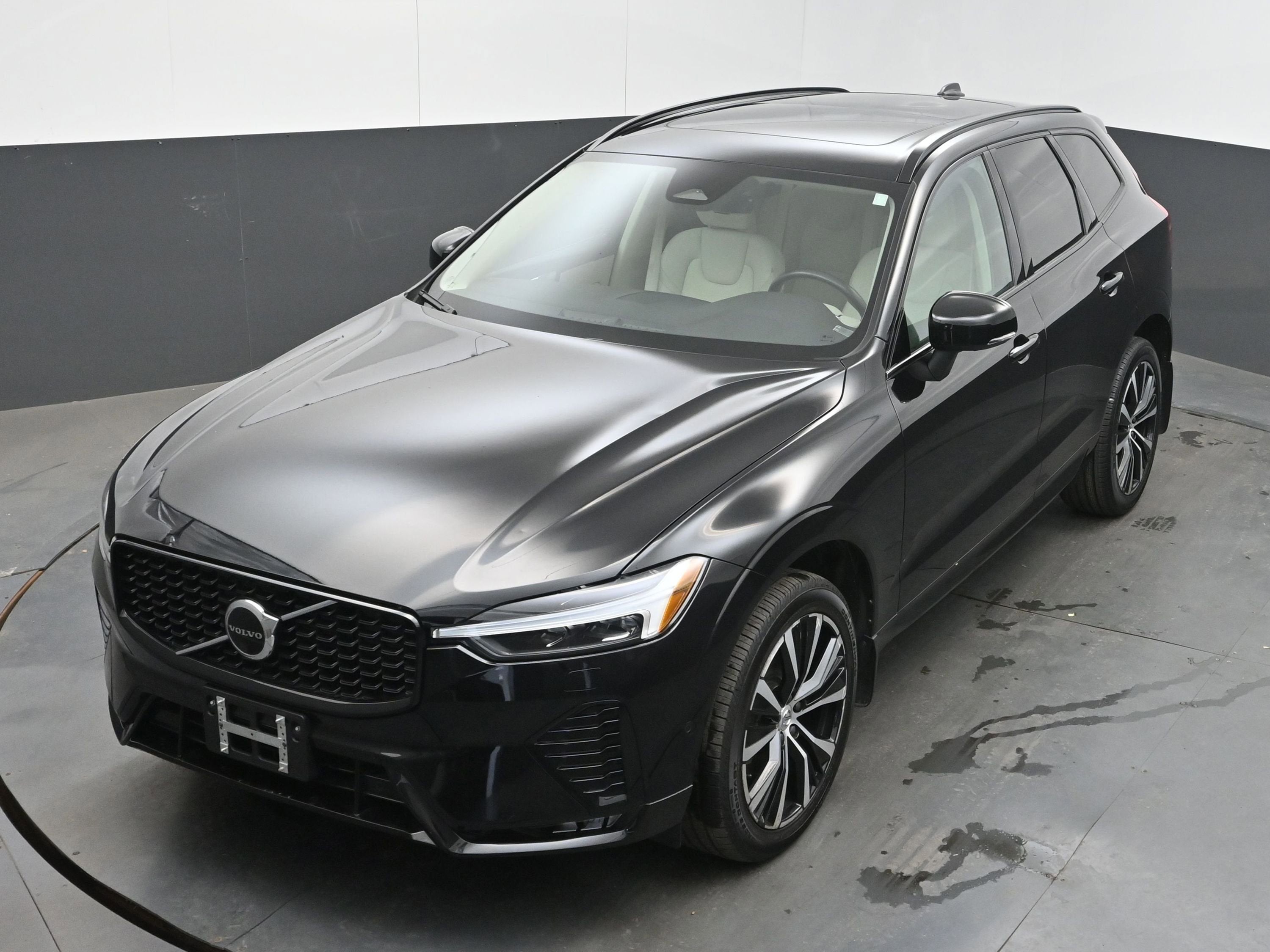 2023 Volvo XC60 B5 Plus Dark Theme