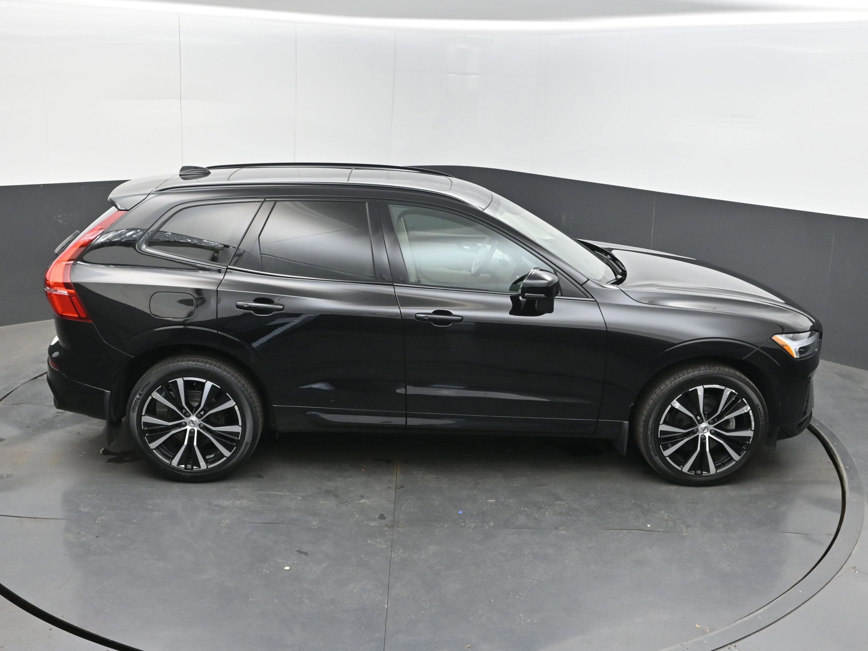 2023 Volvo XC60 B5 Plus Dark Theme
