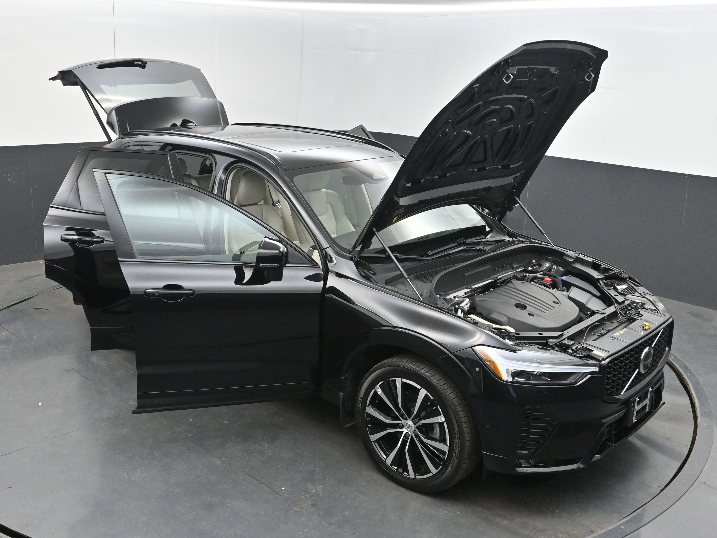 2023 Volvo XC60 B5 Plus Dark Theme