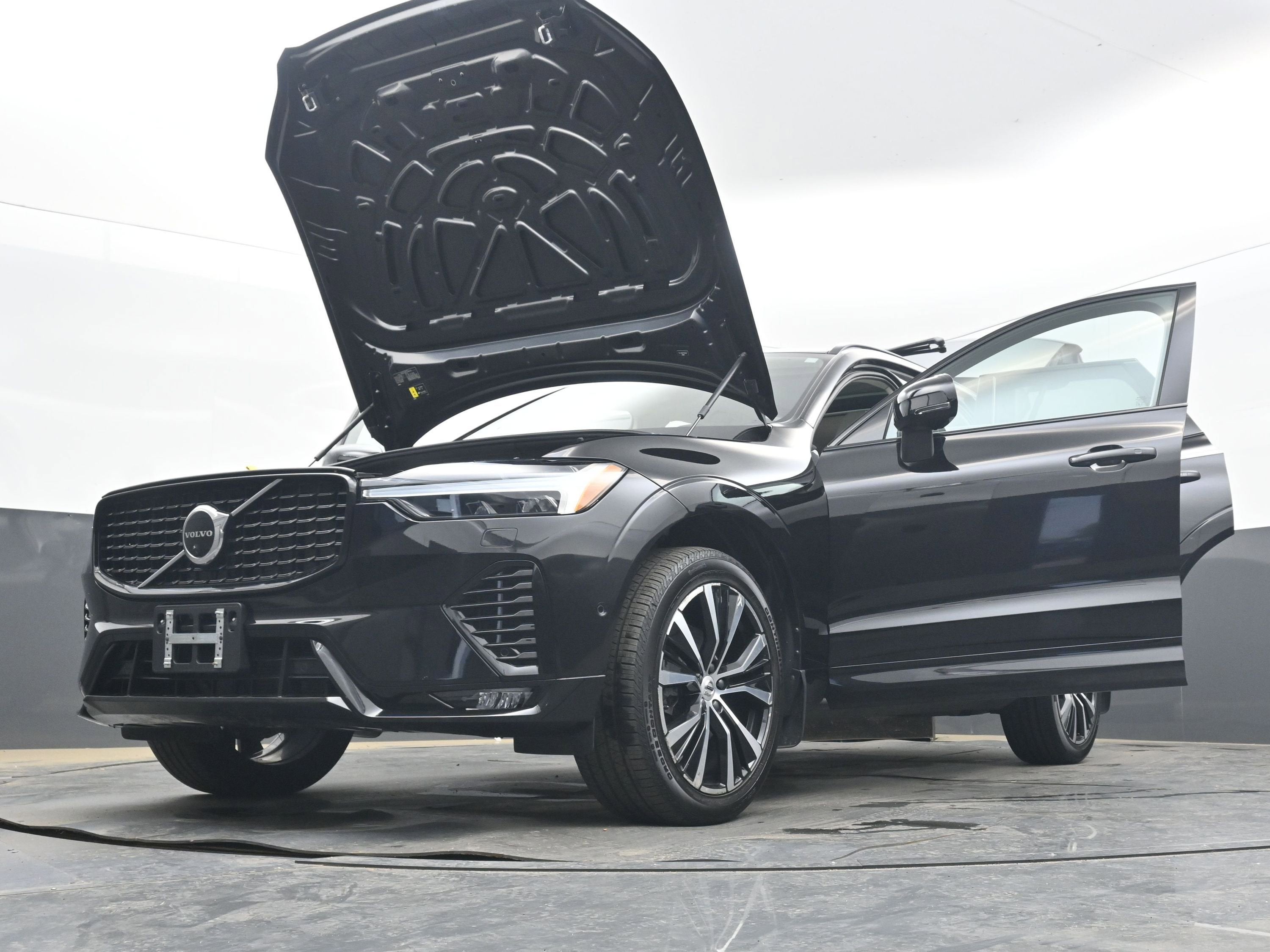 2023 Volvo XC60 B5 Plus Dark Theme