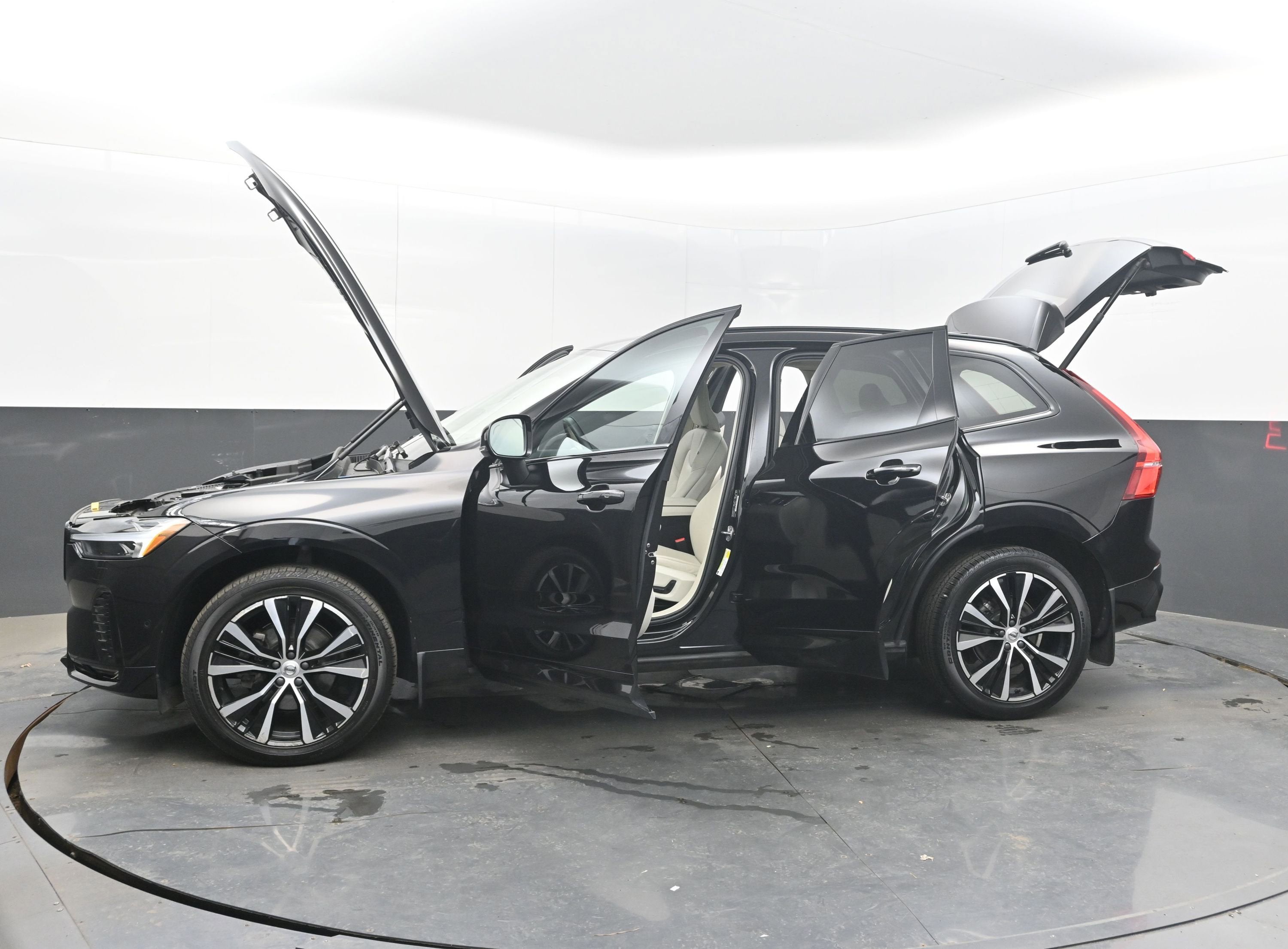 2023 Volvo XC60 B5 Plus Dark Theme