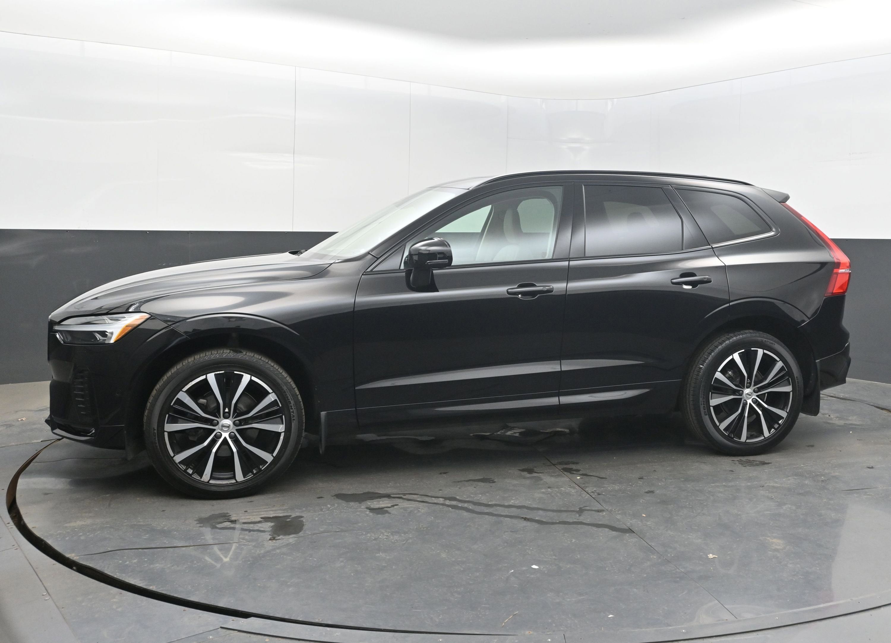 2023 Volvo XC60 B5 Plus Dark Theme