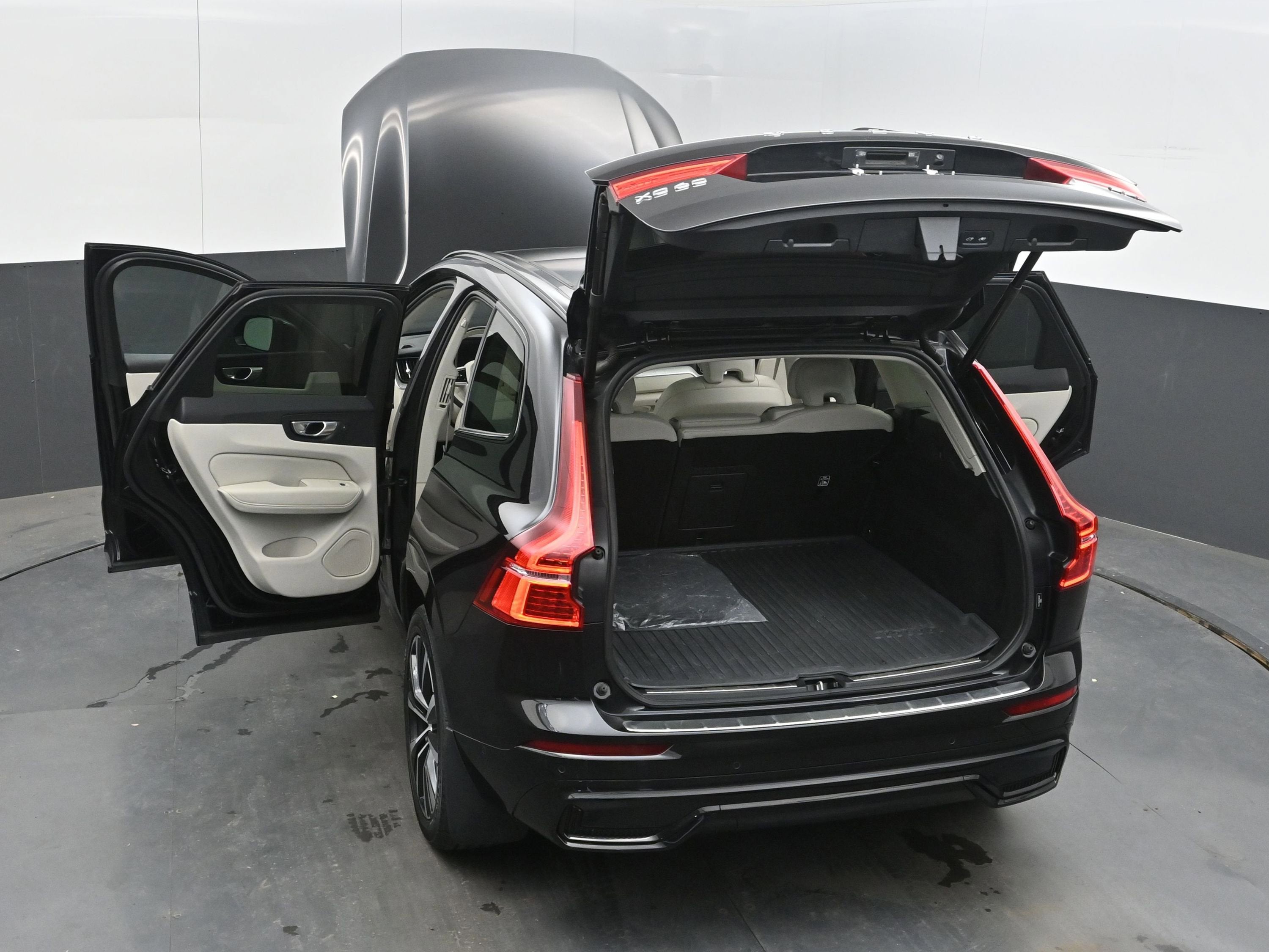 2023 Volvo XC60 B5 Plus Dark Theme