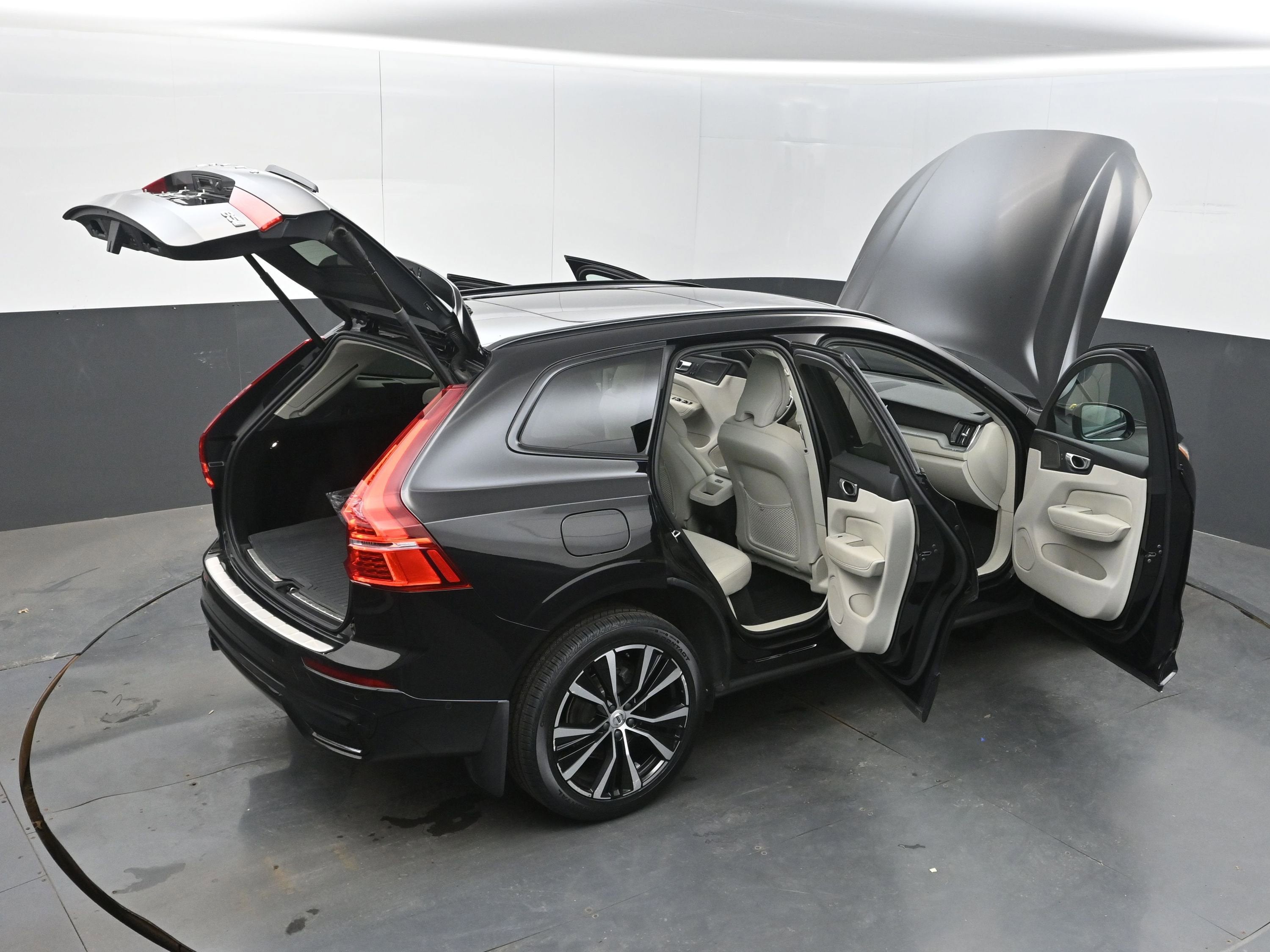 2023 Volvo XC60 B5 Plus Dark Theme