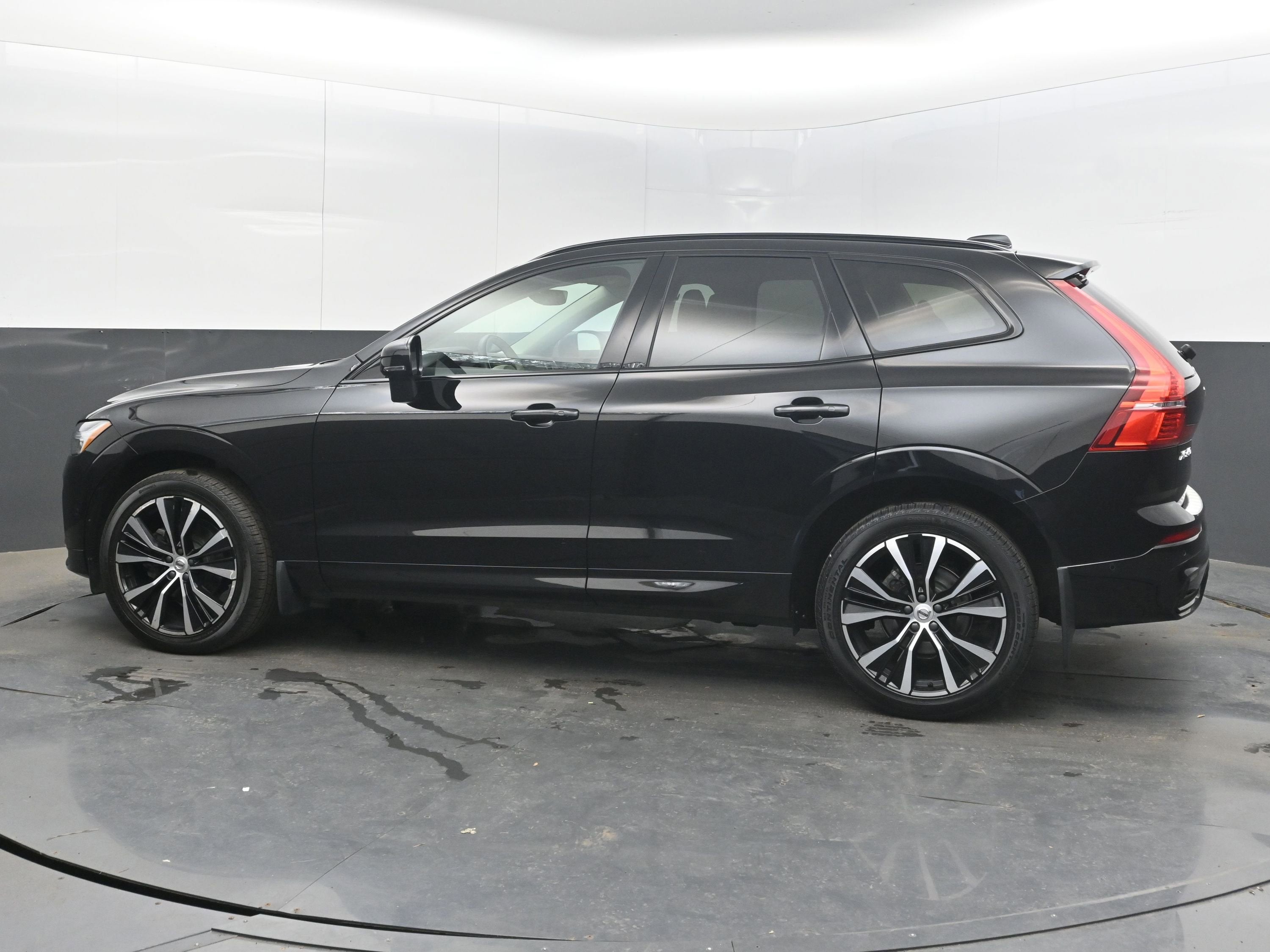 2023 Volvo XC60 B5 Plus Dark Theme
