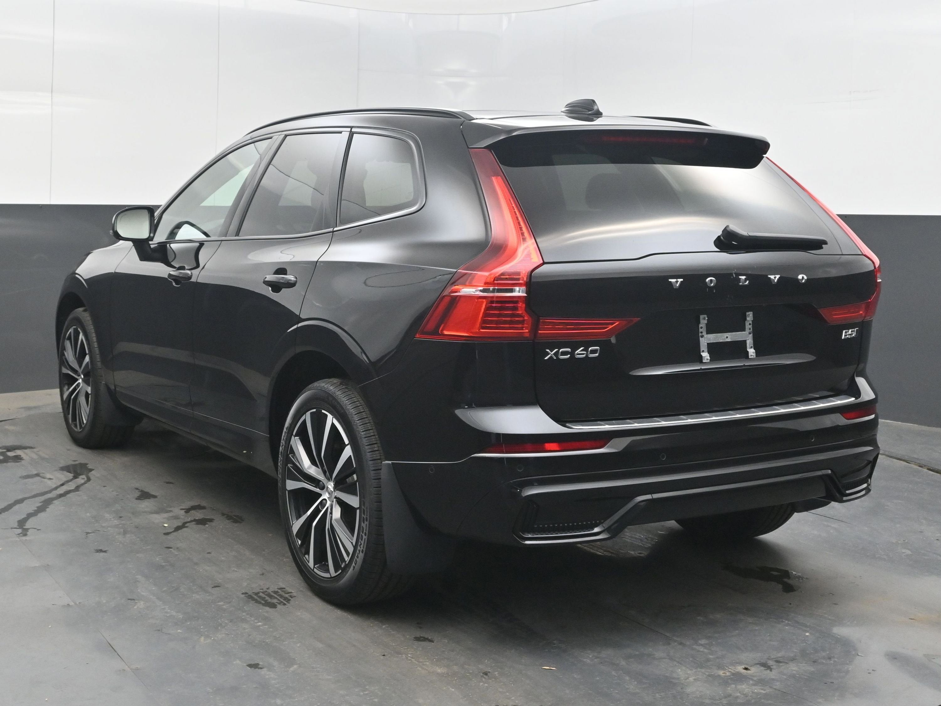 2023 Volvo XC60 B5 Plus Dark Theme