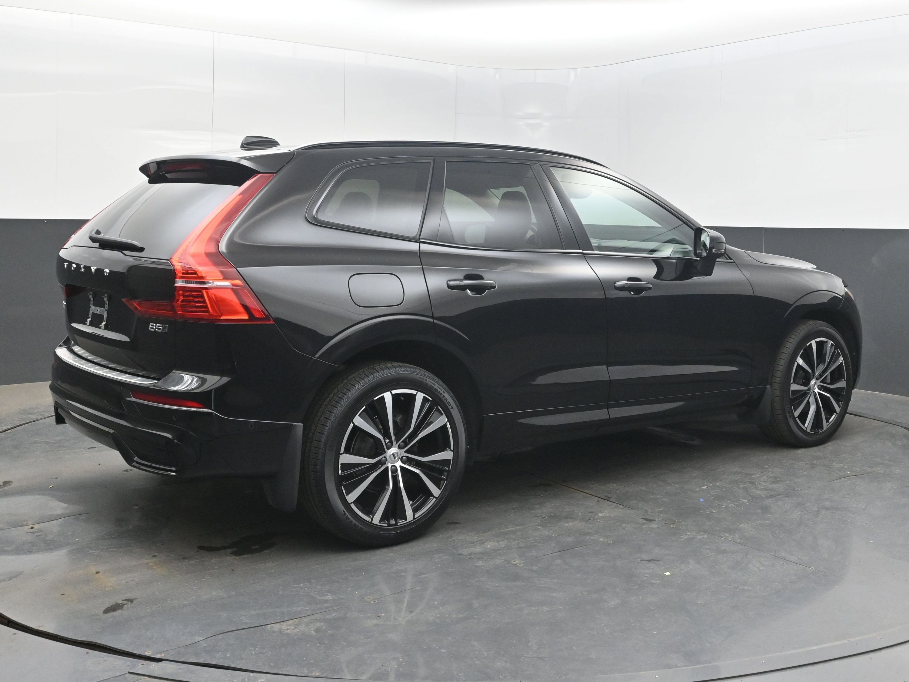 2023 Volvo XC60 B5 Plus Dark Theme