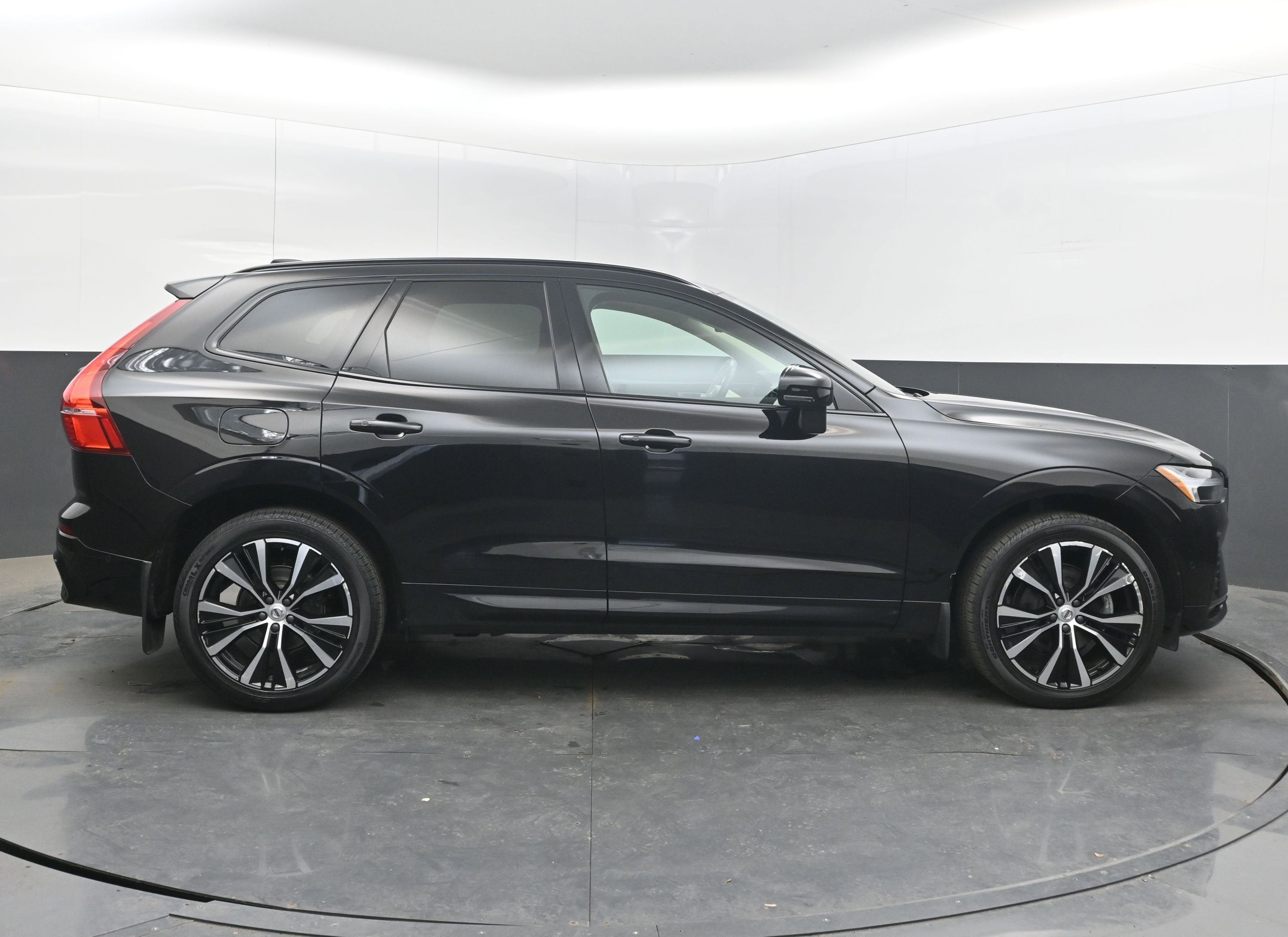 2023 Volvo XC60 B5 Plus Dark Theme