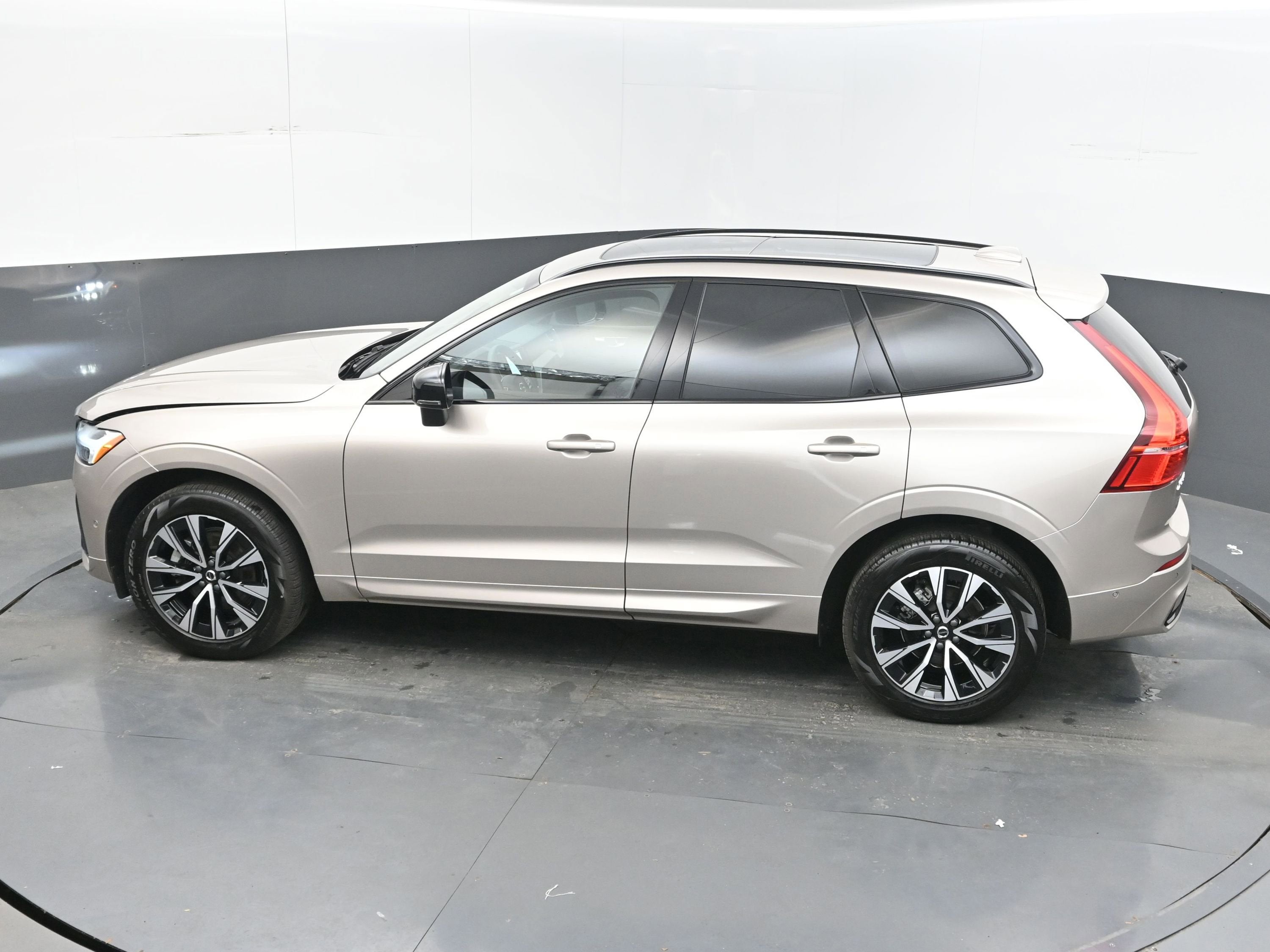 2025 Volvo XC60 B5 Plus