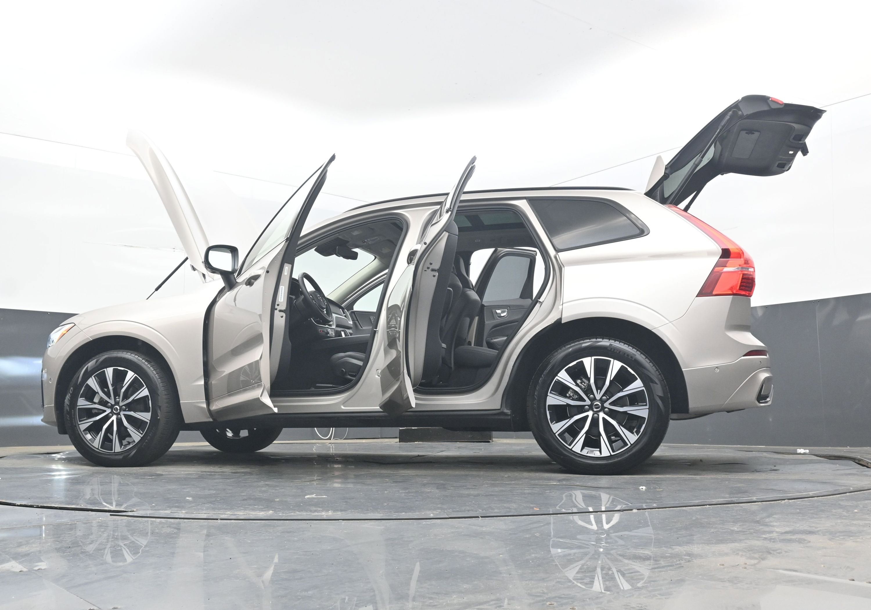 2025 Volvo XC60 B5 Plus